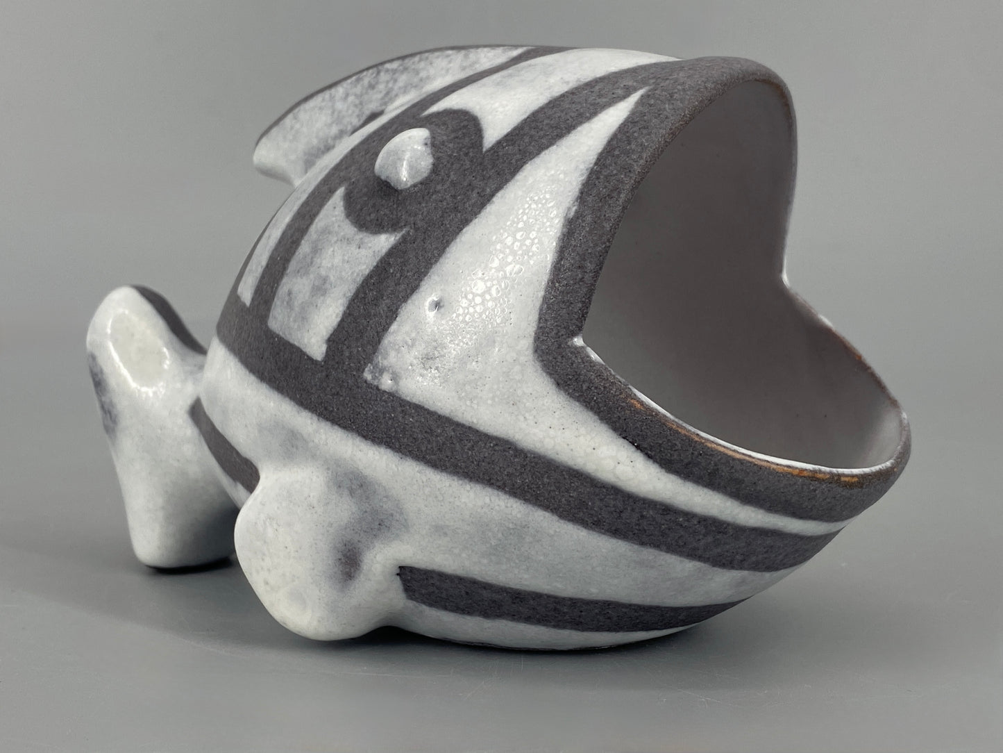 Signierte Keramikfigur "Fisch mit offenem Mund" vermutlich von Birgit Borik, Studiokeramik