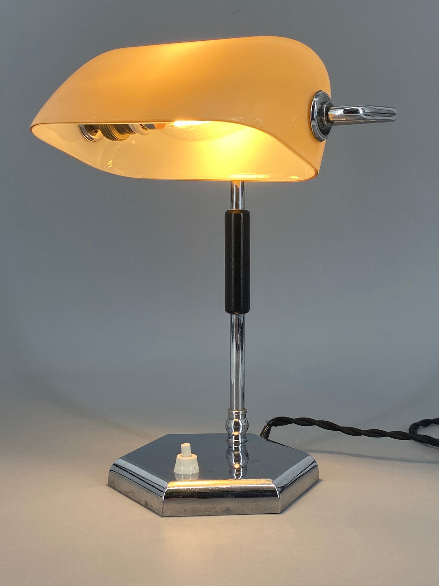 Art deco Bankerlampe, mit Glasschirm, vernickelt, 1920er Jahre