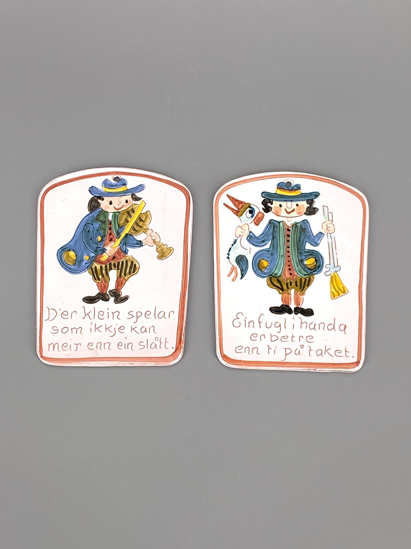 2 handbemalte Wandteller/Fliesen aus Keramik mit norwegischen Sprüchen von Erik Nossum, Norwegen