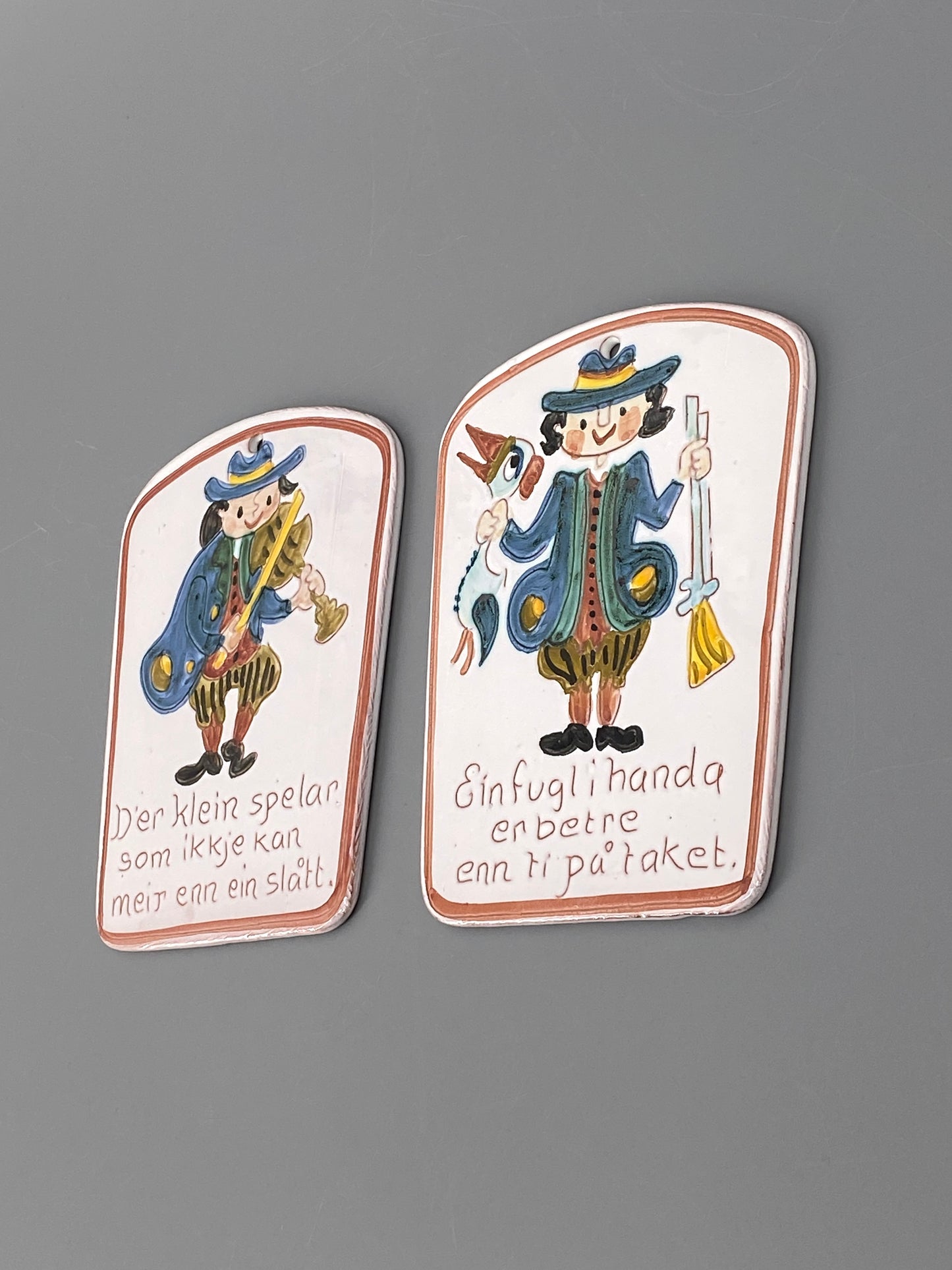 2 handbemalte Wandteller/Fliesen aus Keramik mit norwegischen Sprüchen von Erik Nossum, Norwegen