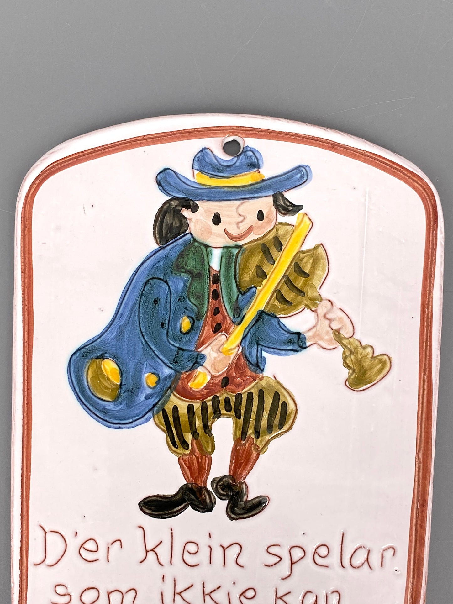 2 handbemalte Wandteller/Fliesen aus Keramik mit norwegischen Sprüchen von Erik Nossum, Norwegen