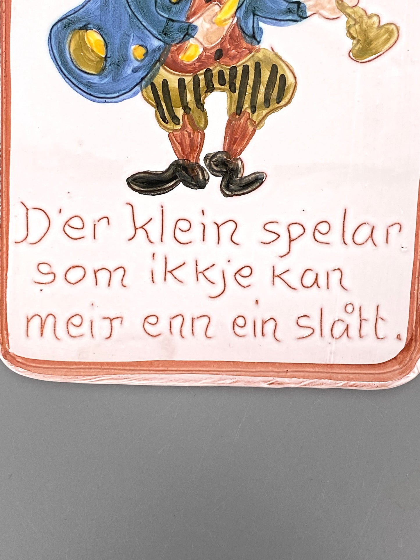 2 handbemalte Wandteller/Fliesen aus Keramik mit norwegischen Sprüchen von Erik Nossum, Norwegen