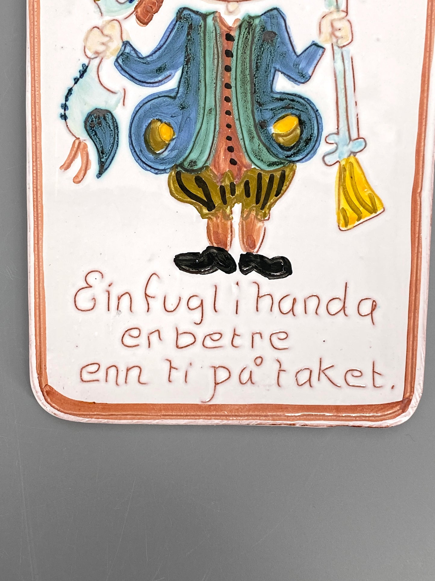 2 handbemalte Wandteller/Fliesen aus Keramik mit norwegischen Sprüchen von Erik Nossum, Norwegen