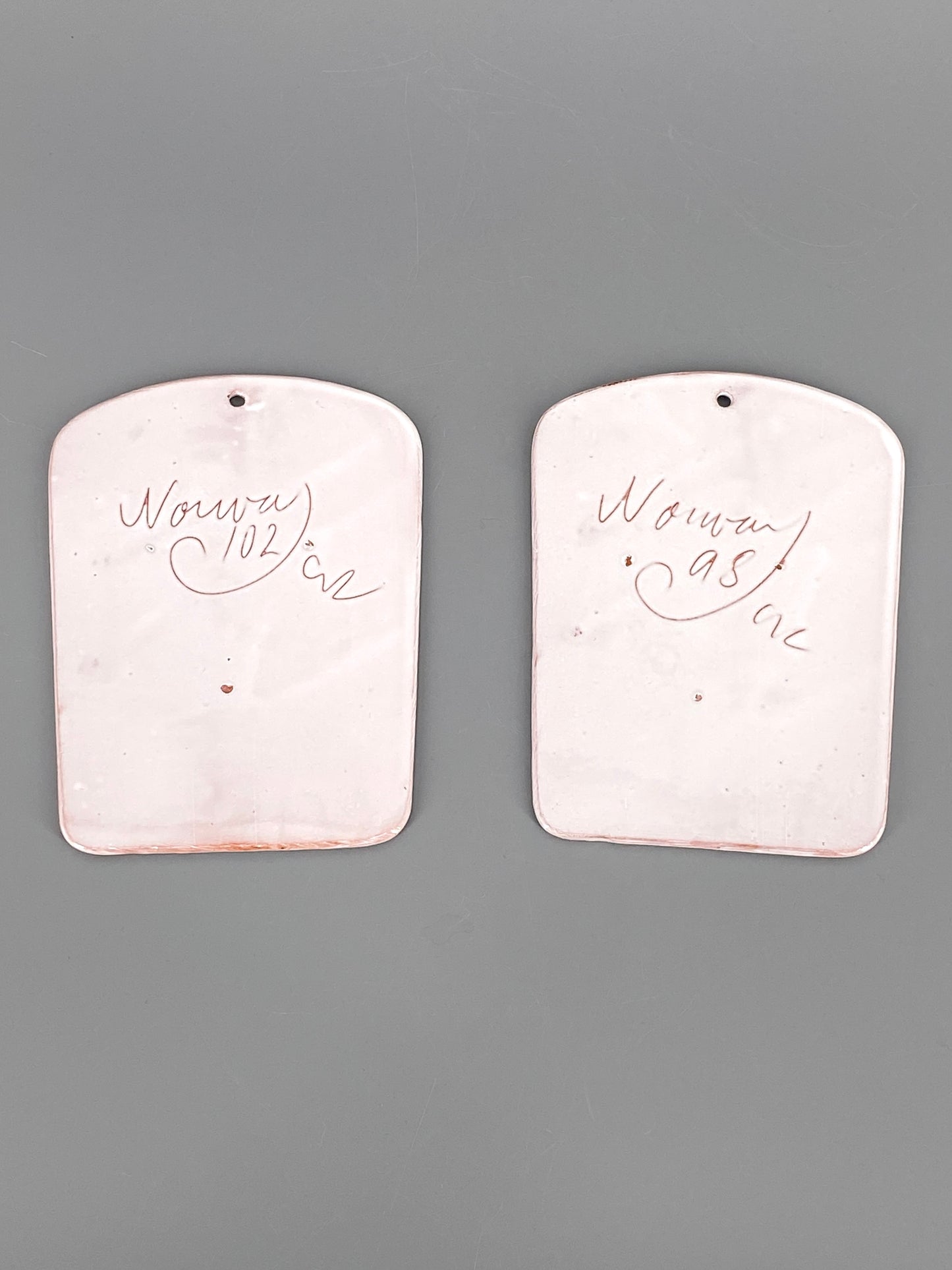 2 handbemalte Wandteller/Fliesen aus Keramik mit norwegischen Sprüchen von Erik Nossum, Norwegen