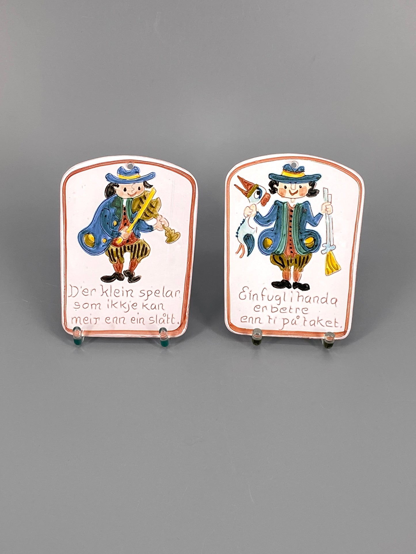 2 handbemalte Wandteller/Fliesen aus Keramik mit norwegischen Sprüchen von Erik Nossum, Norwegen
