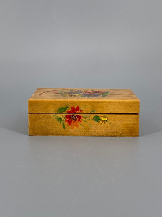 kleine Holzschatulle mit handbemalten Blumen