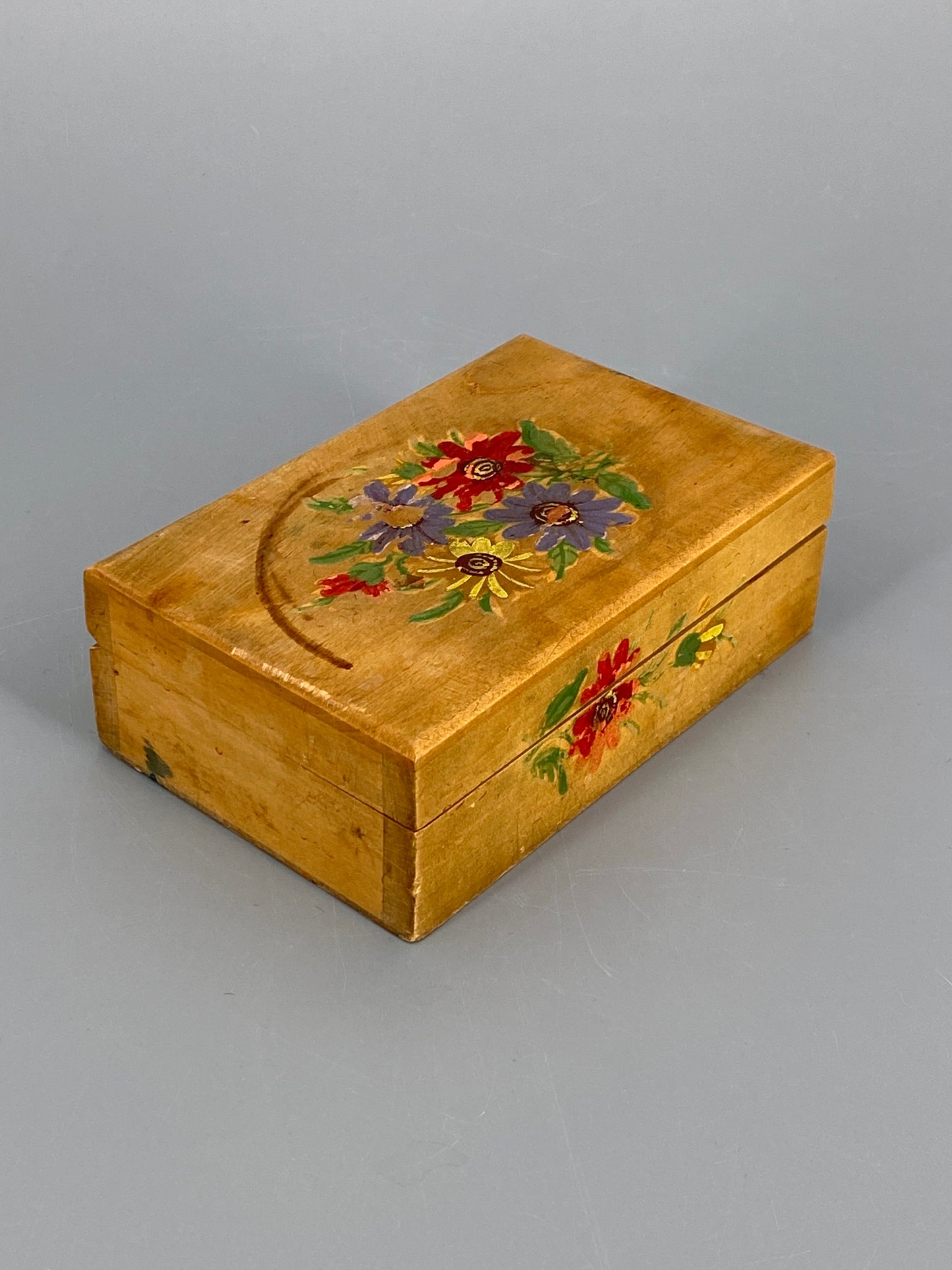 kleine Holzschatulle mit handbemalten Blumen