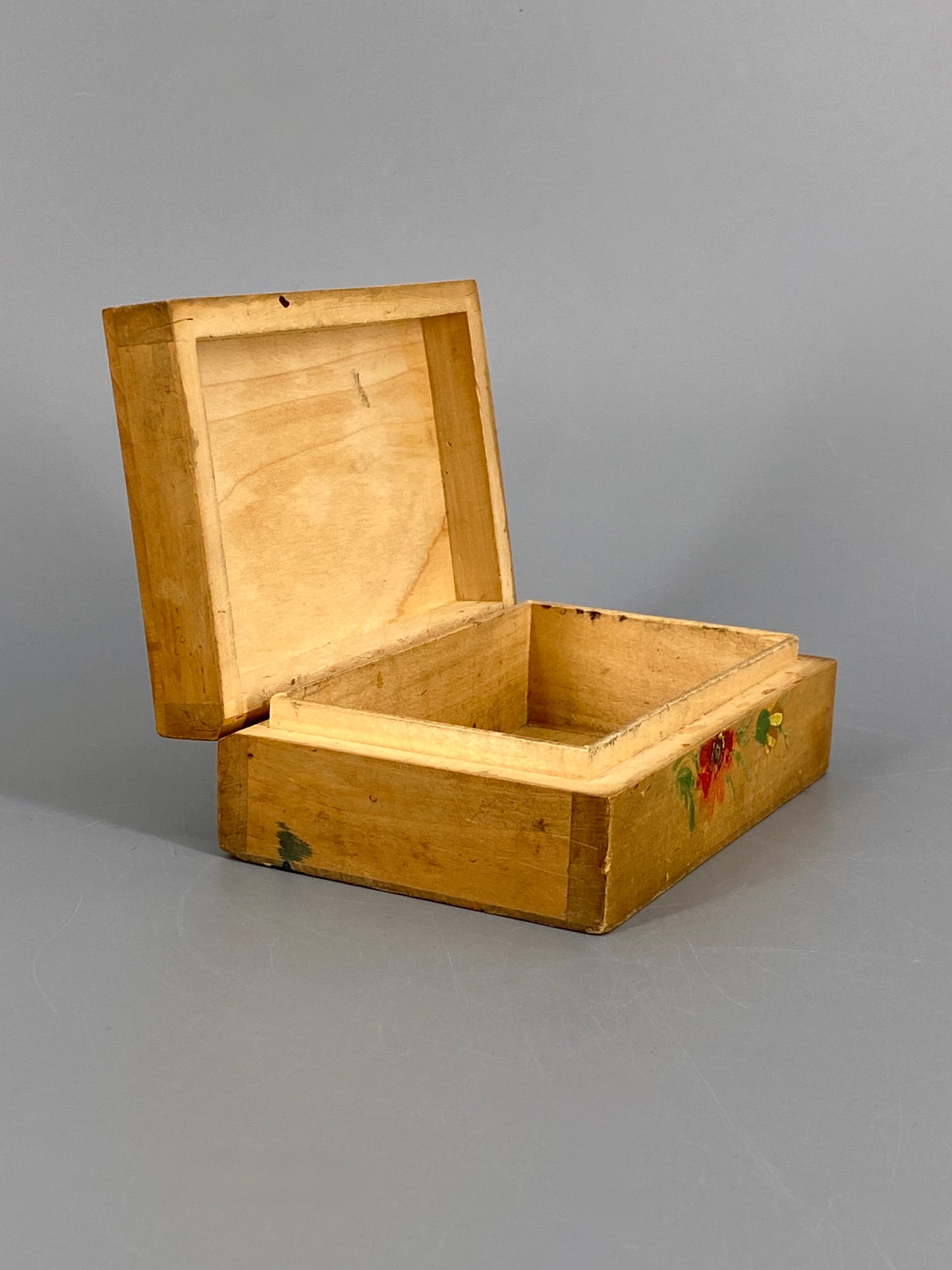 kleine Holzschatulle mit handbemalten Blumen
