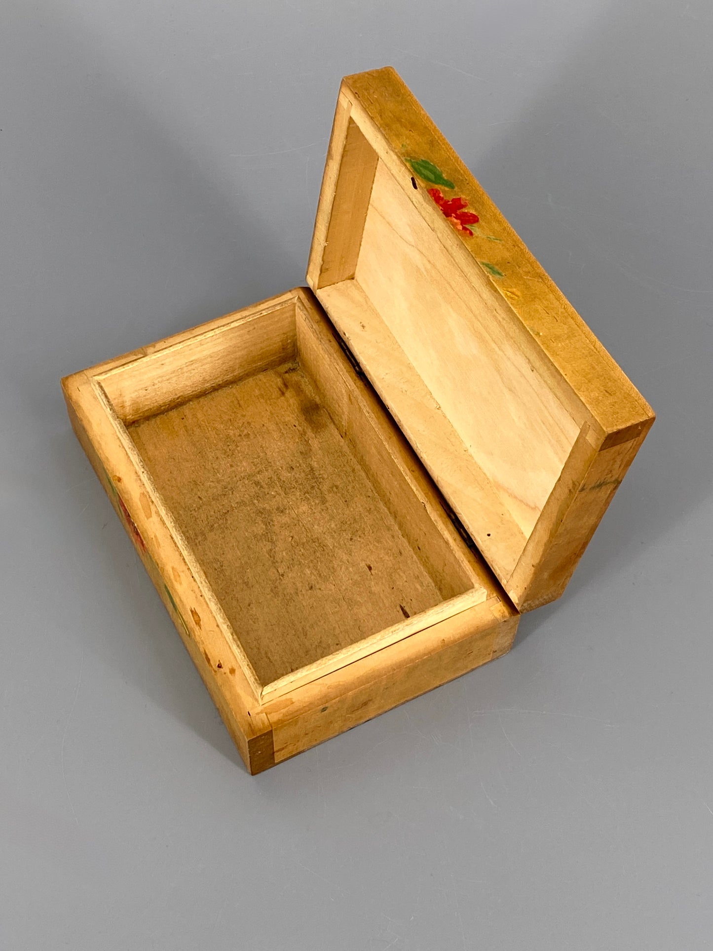 kleine Holzschatulle mit handbemalten Blumen