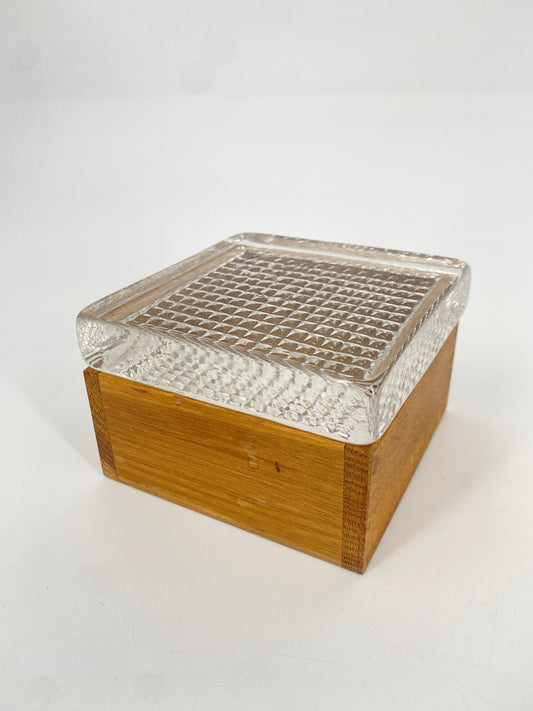Kleine Aufbewahrungs-Box mit schwerem Glasdeckel von Skruf Glassware Sweden
