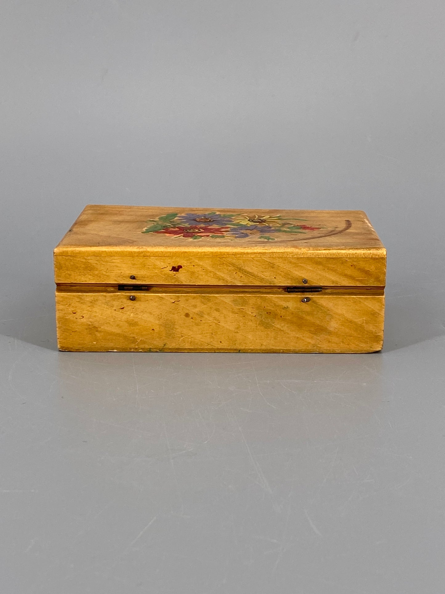 kleine Holzschatulle mit handbemalten Blumen