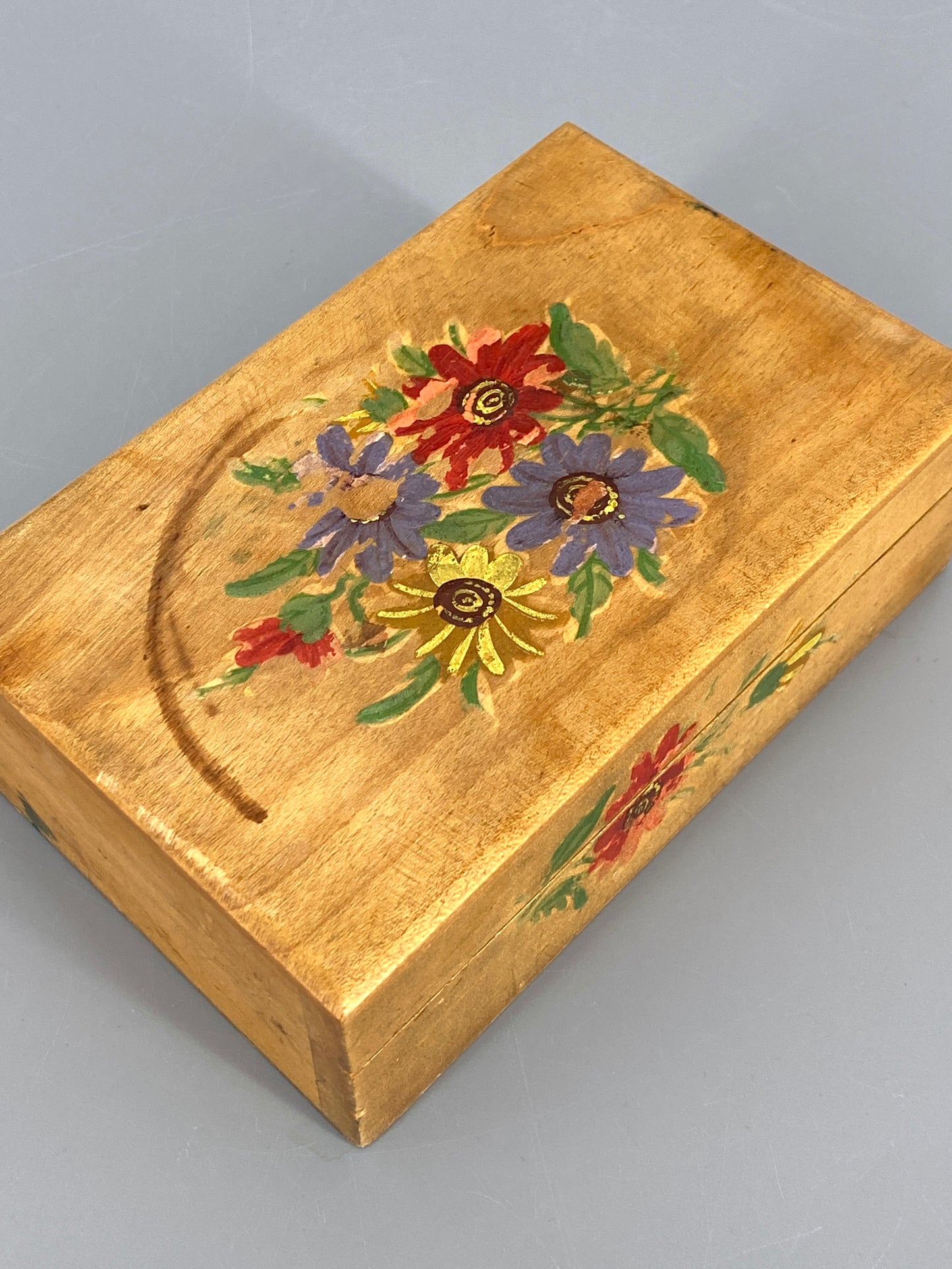 kleine Holzschatulle mit handbemalten Blumen