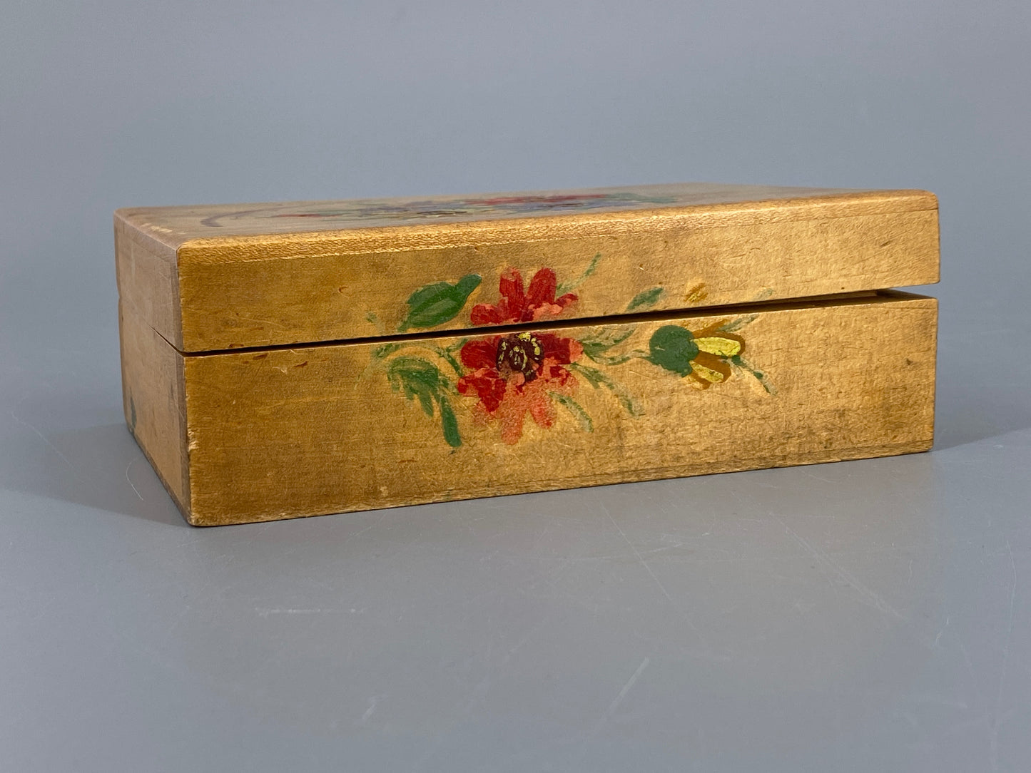 kleine Holzschatulle mit handbemalten Blumen