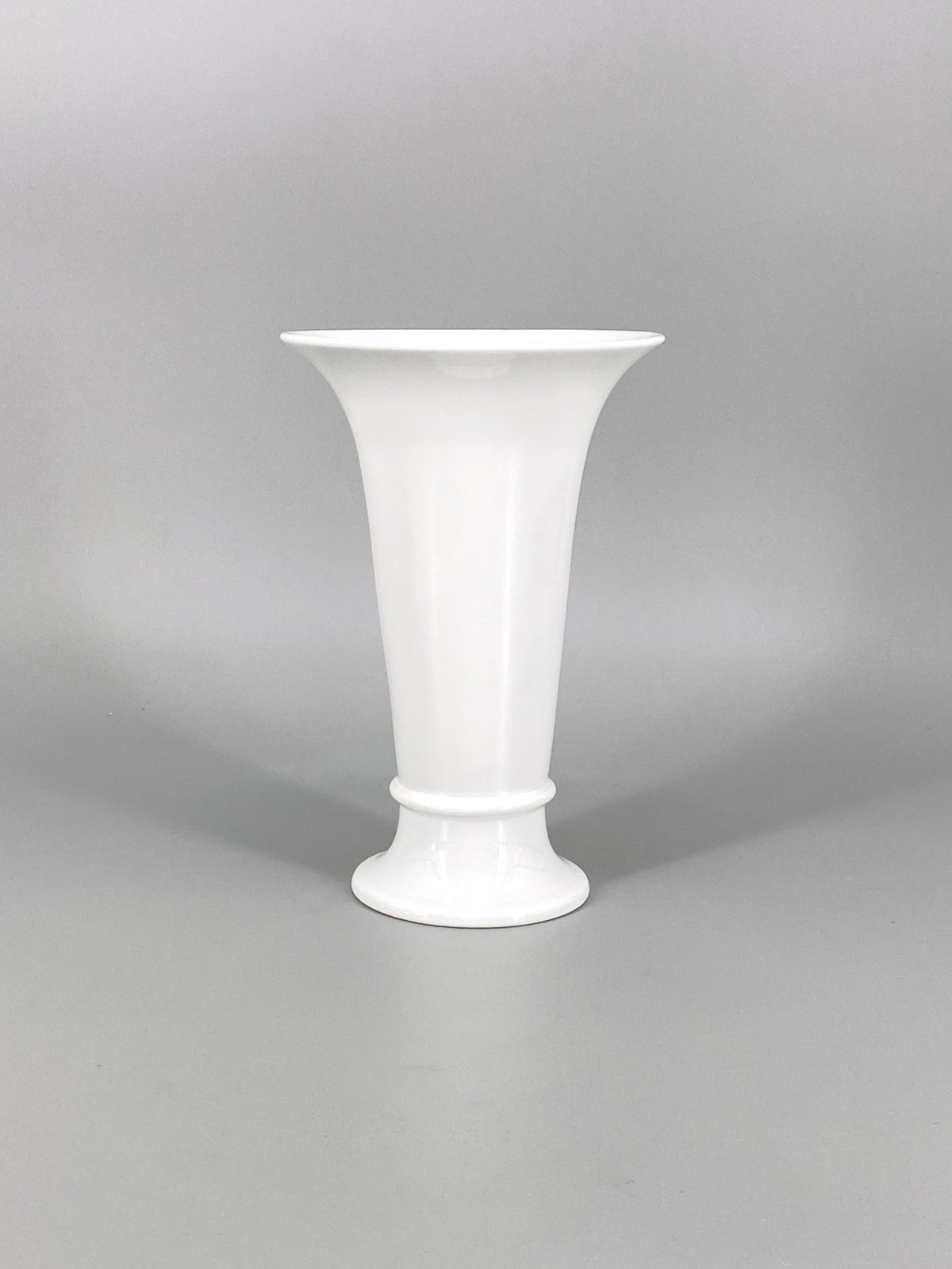 weiße Porzellan Vase in Trichterform von AK Kaiser, Deutschland, 1970e – Design54