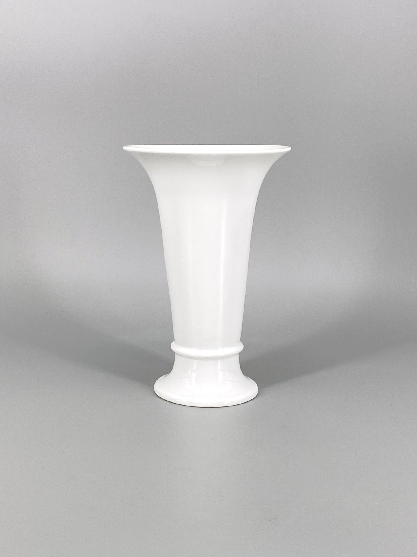 weiße Porzellan Vase in Trichterform von AK Kaiser, Deutschland, 1970er
