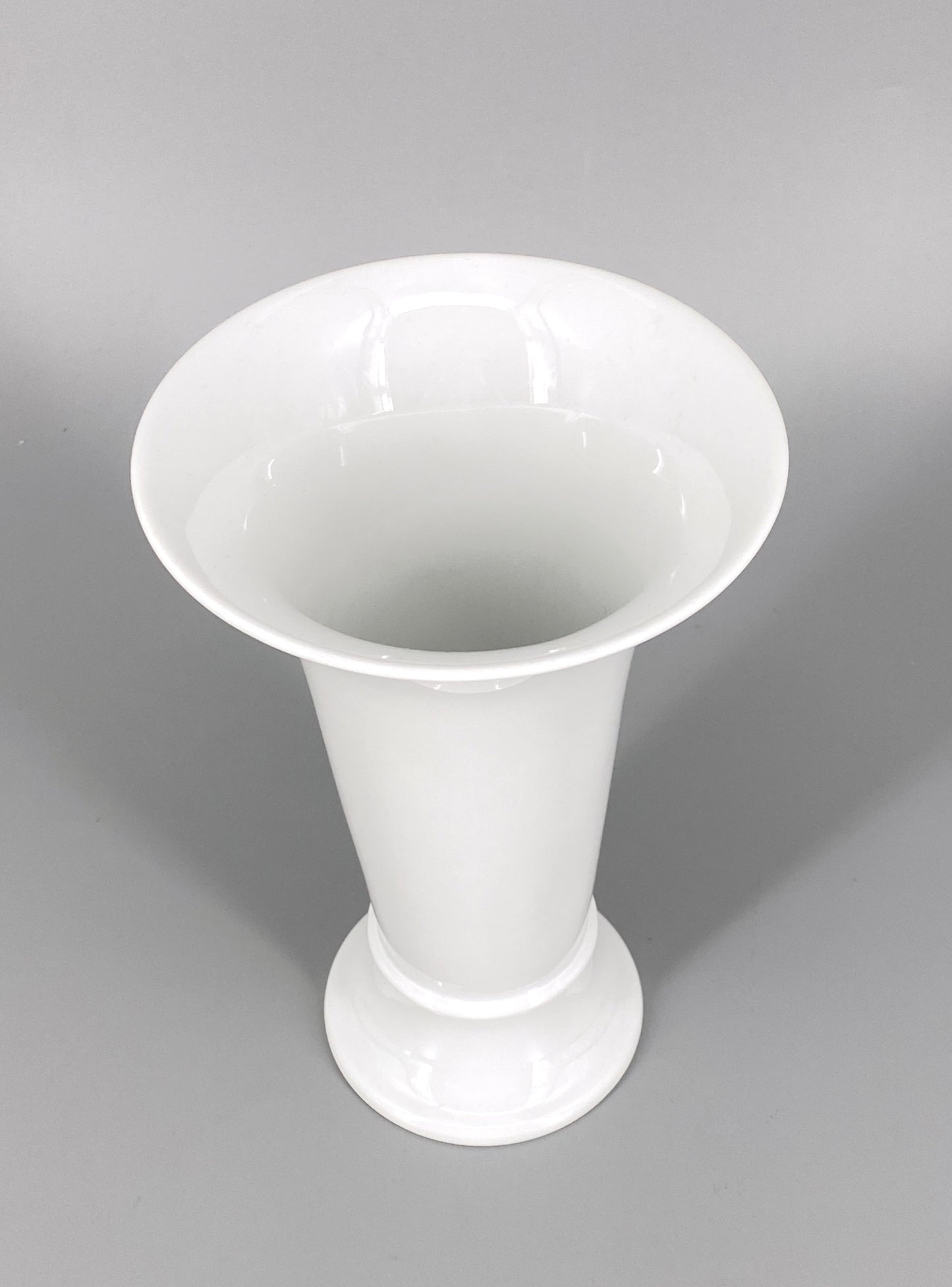 weiße Porzellan Vase in Trichterform von AK Kaiser, Deutschland, 1970er