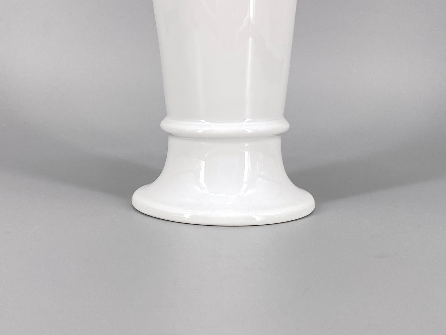 weiße Porzellan Vase in Trichterform von AK Kaiser, Deutschland, 1970er