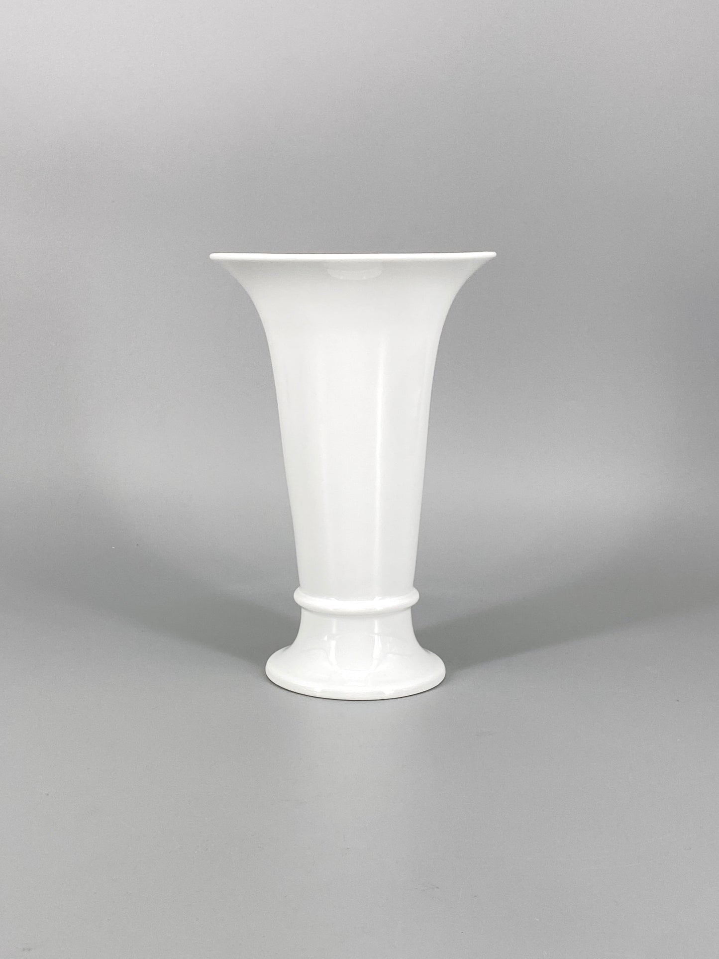 weiße Porzellan Vase in Trichterform von AK Kaiser, Deutschland, 1970er