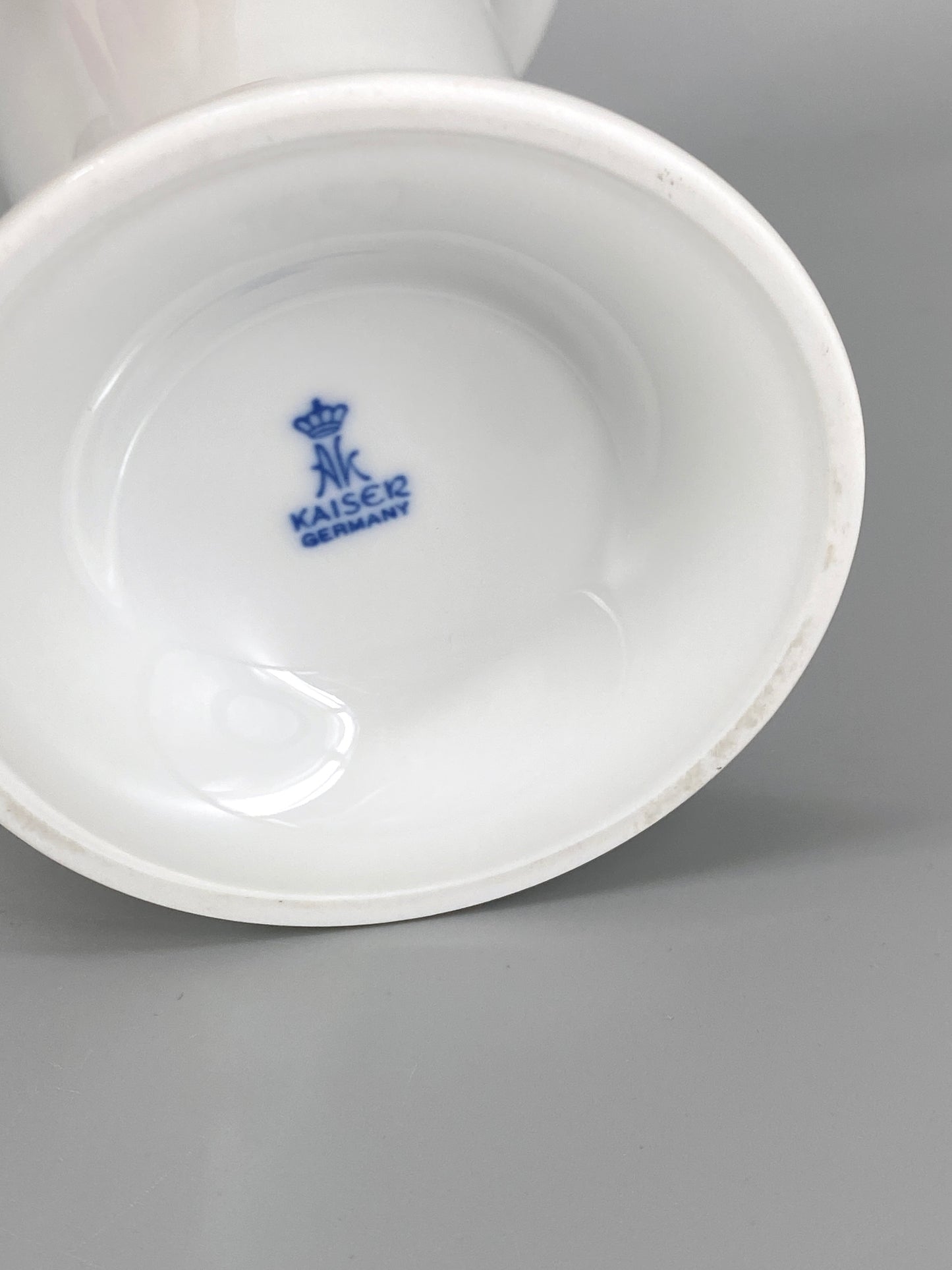 weiße Porzellan Vase in Trichterform von AK Kaiser, Deutschland, 1970er