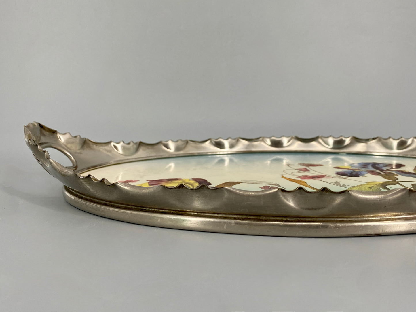 Serviertablet mit Irismotiv von Max Dannhorn, Jugendstil