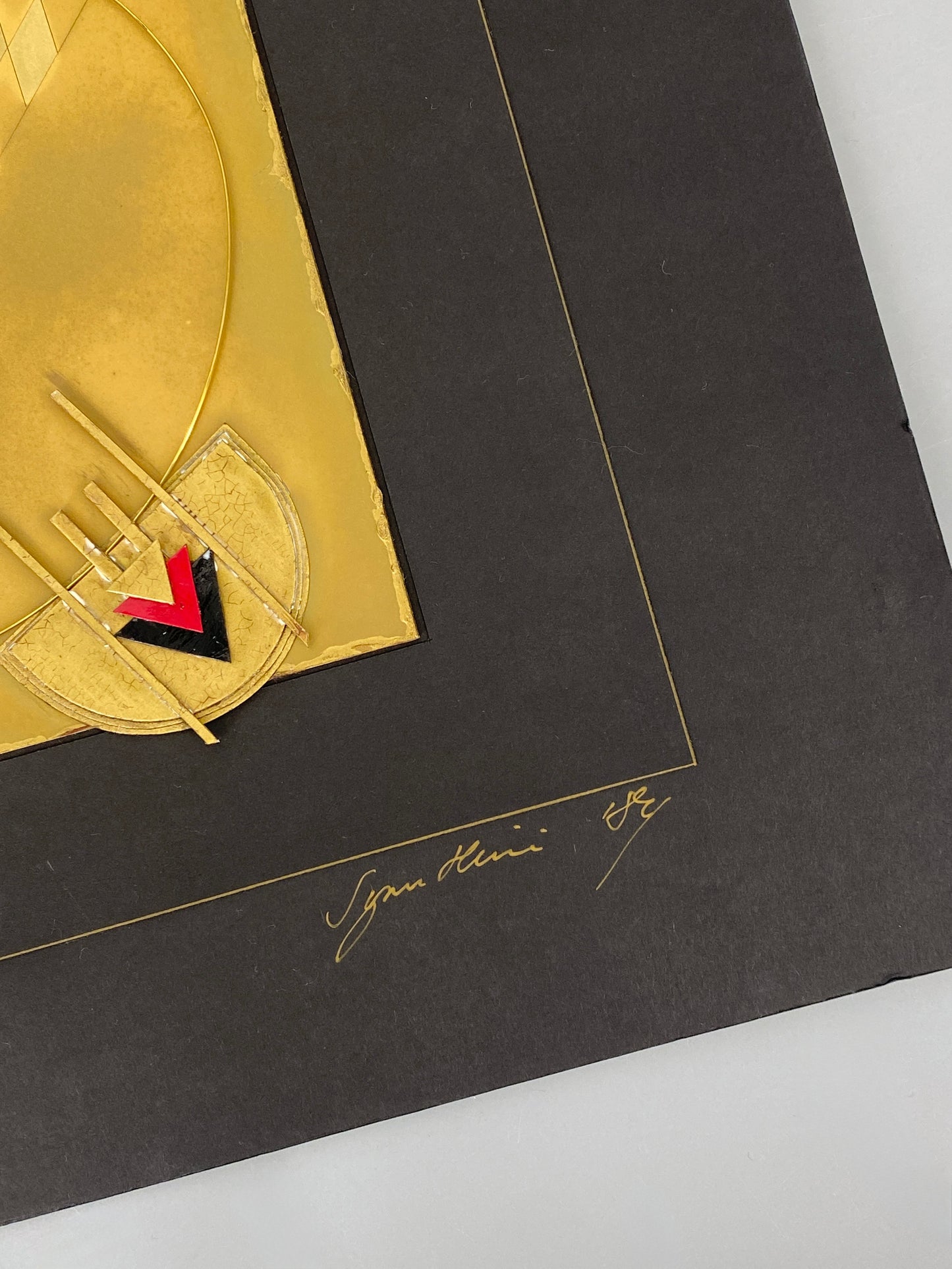 Signierte Konstruktivistische Kartoncollage in Gold mit einem Kupferdraht, 1984