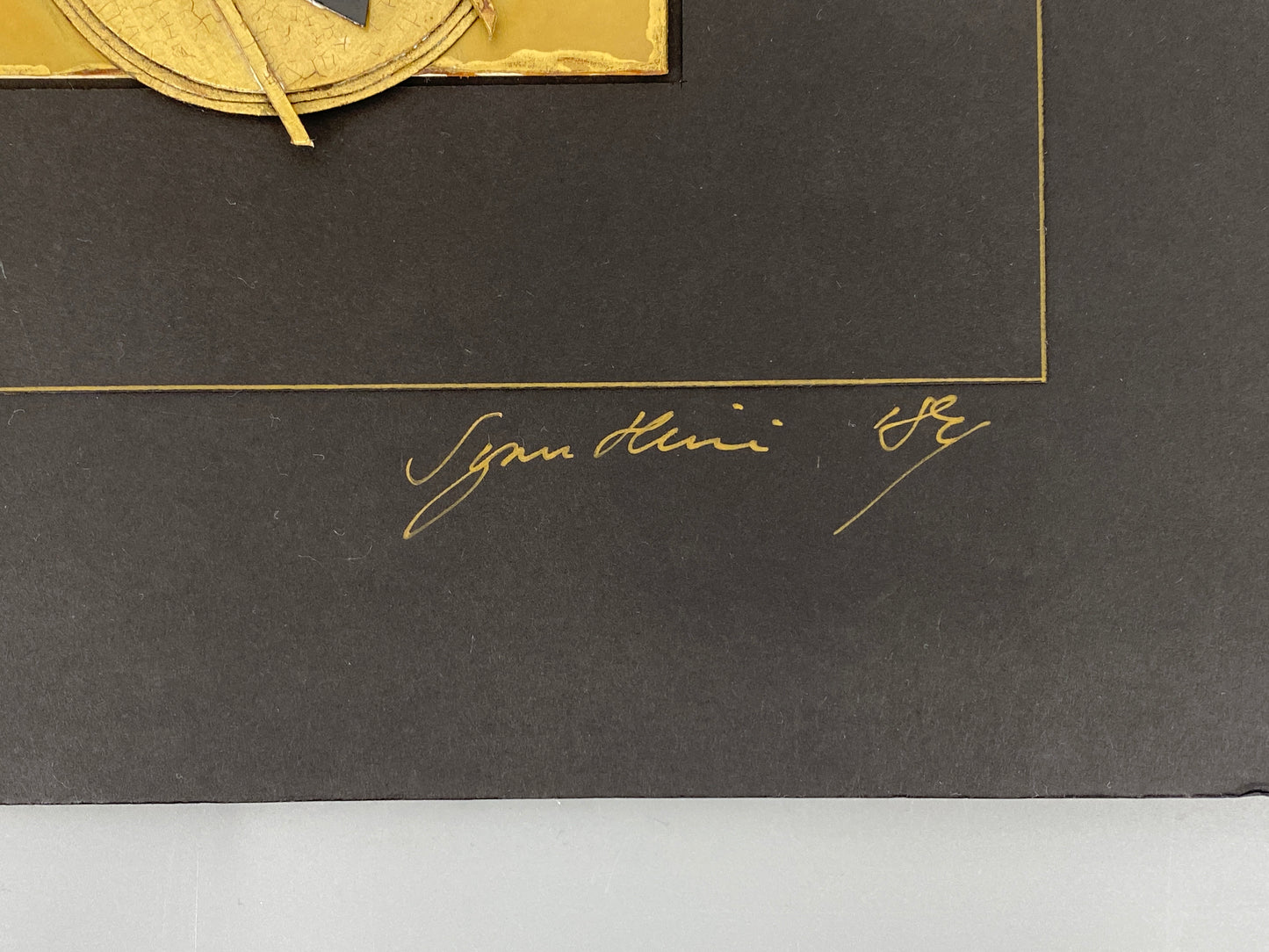 Signierte Konstruktivistische Kartoncollage in Gold mit einem Kupferdraht, 1984
