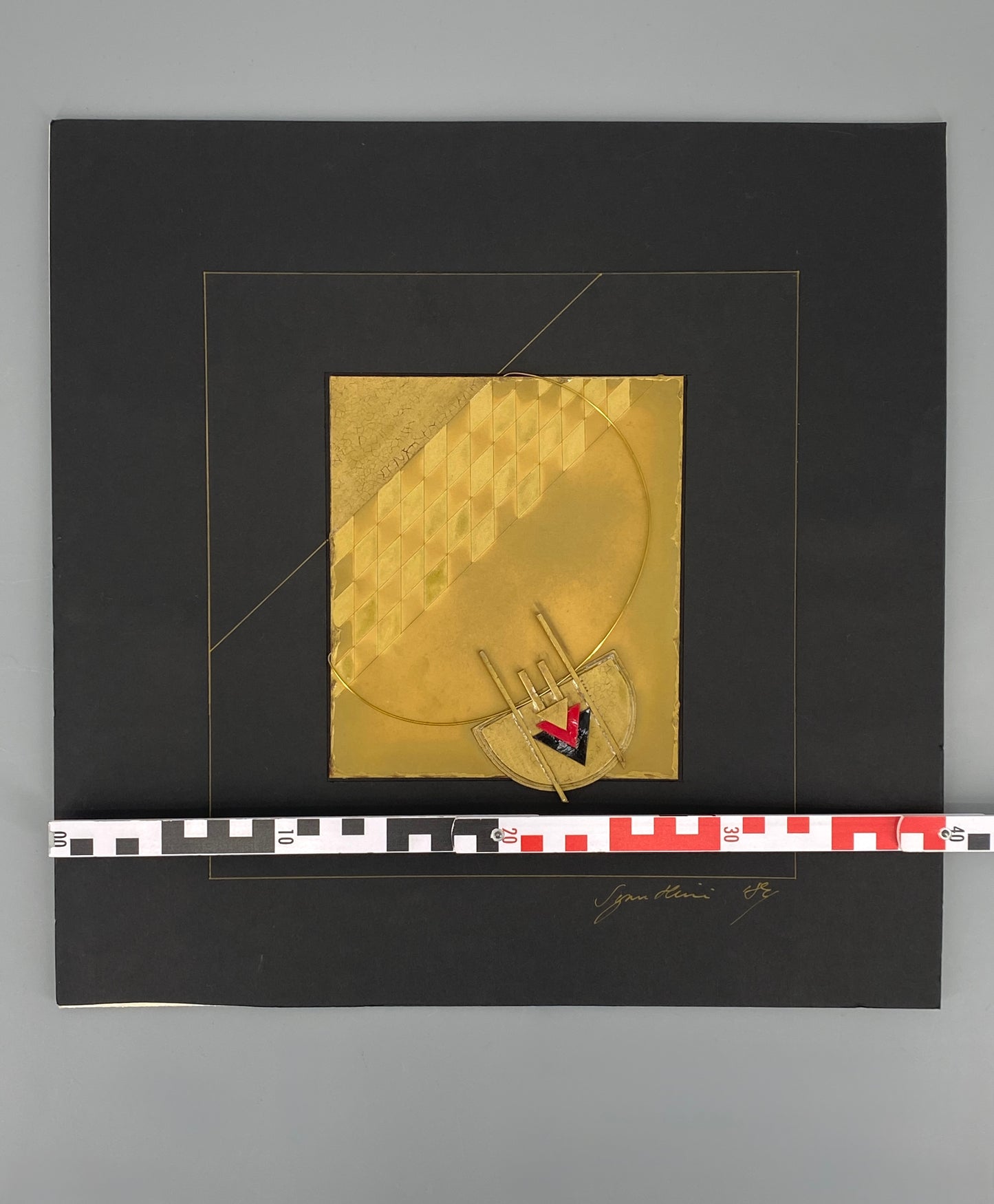 Signierte Konstruktivistische Kartoncollage in Gold mit einem Kupferdraht, 1984