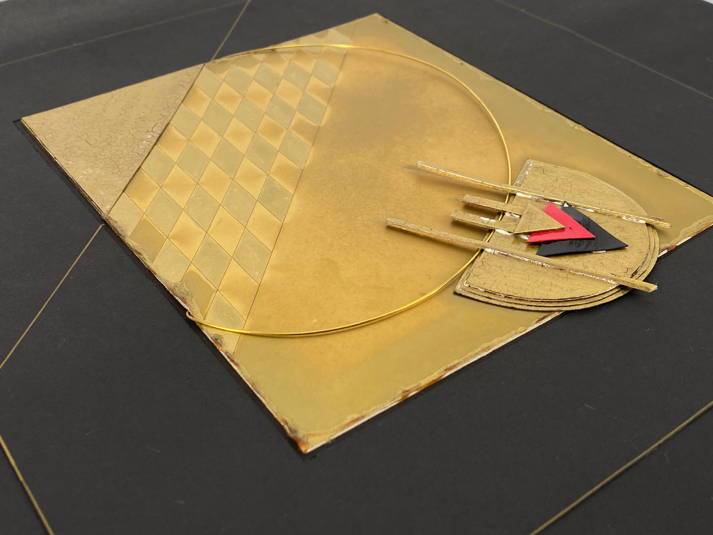 Signierte Konstruktivistische Kartoncollage in Gold mit einem Kupferdraht, 1984