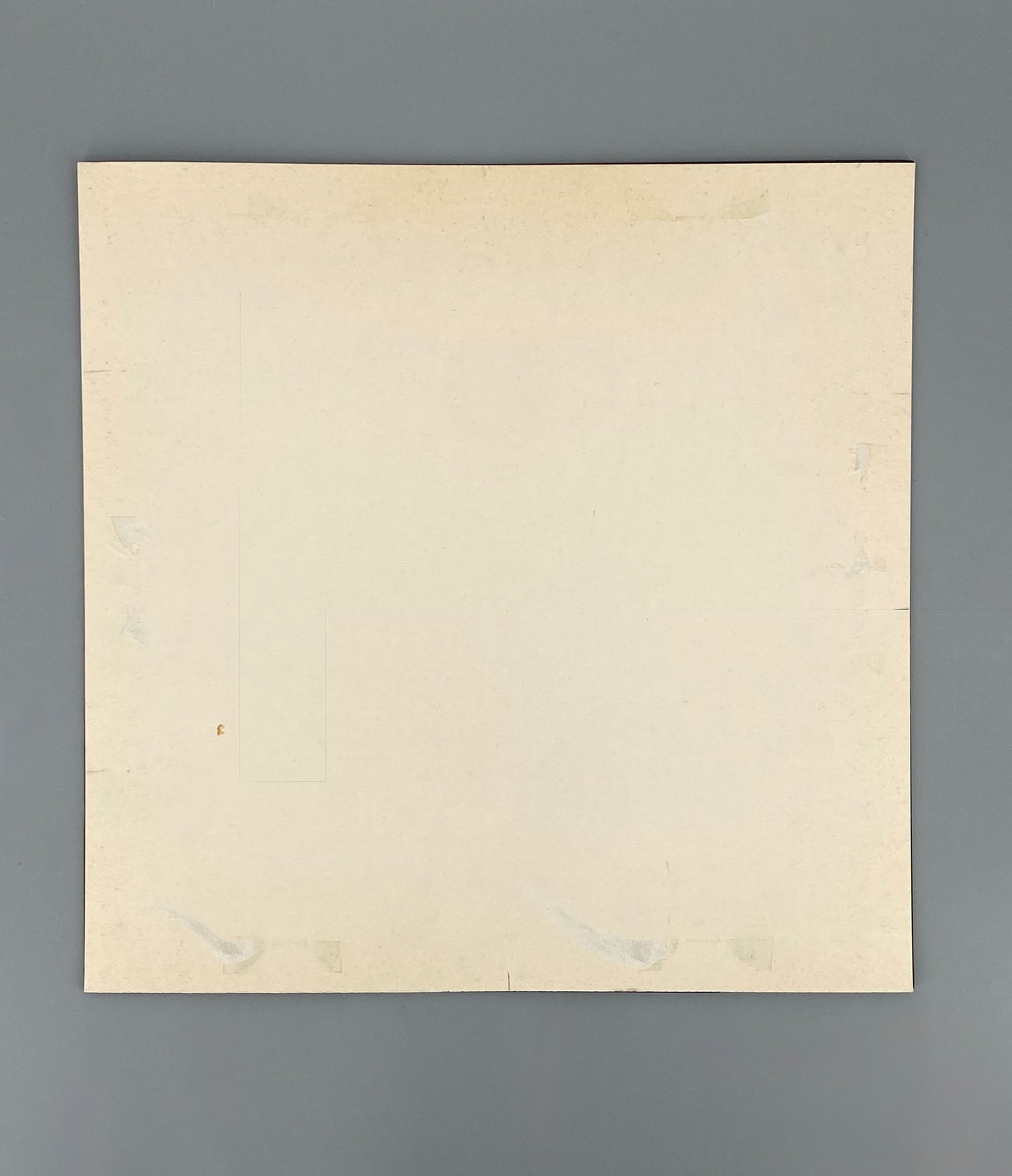Signierte Konstruktivistische Kartoncollage in Gold mit einem Kupferdraht, 1984