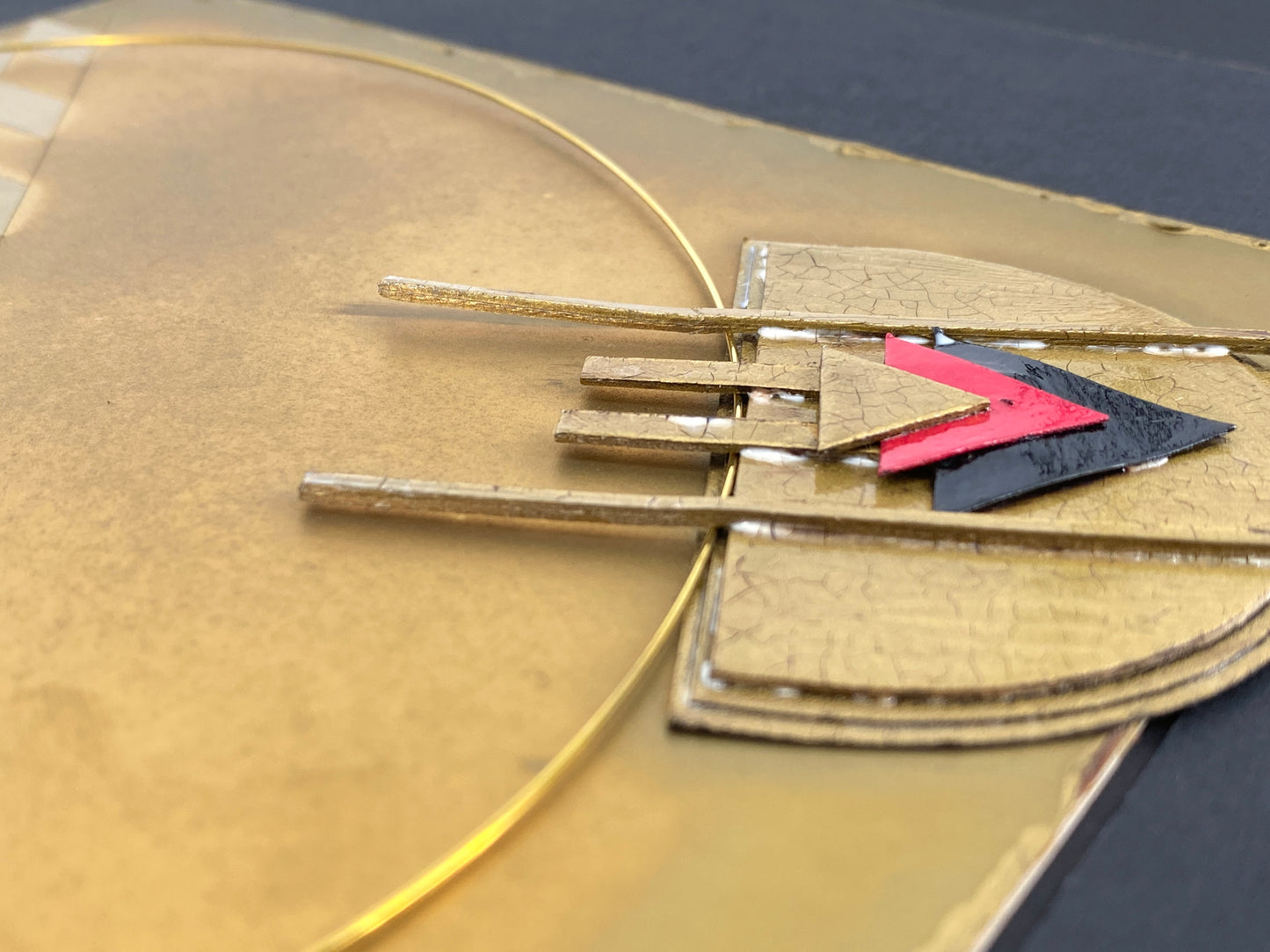 Signierte Konstruktivistische Kartoncollage in Gold mit einem Kupferdraht, 1984