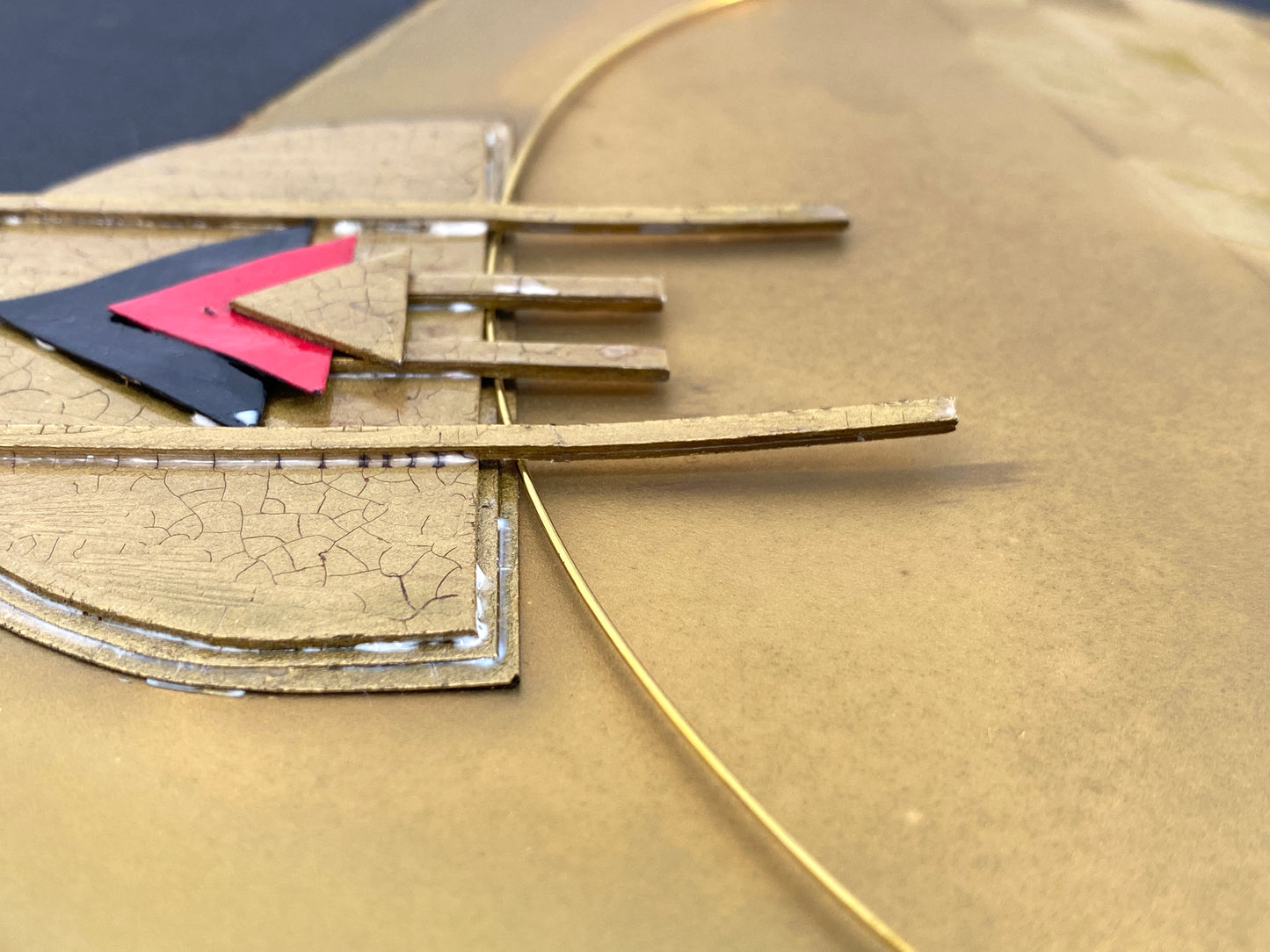 Signierte Konstruktivistische Kartoncollage in Gold mit einem Kupferdraht, 1984
