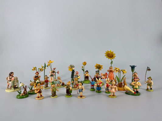 Sammlung aus Blumenkindern und weiteren Holzminiaturfiguren, Deutschland, ca. 1930-1950