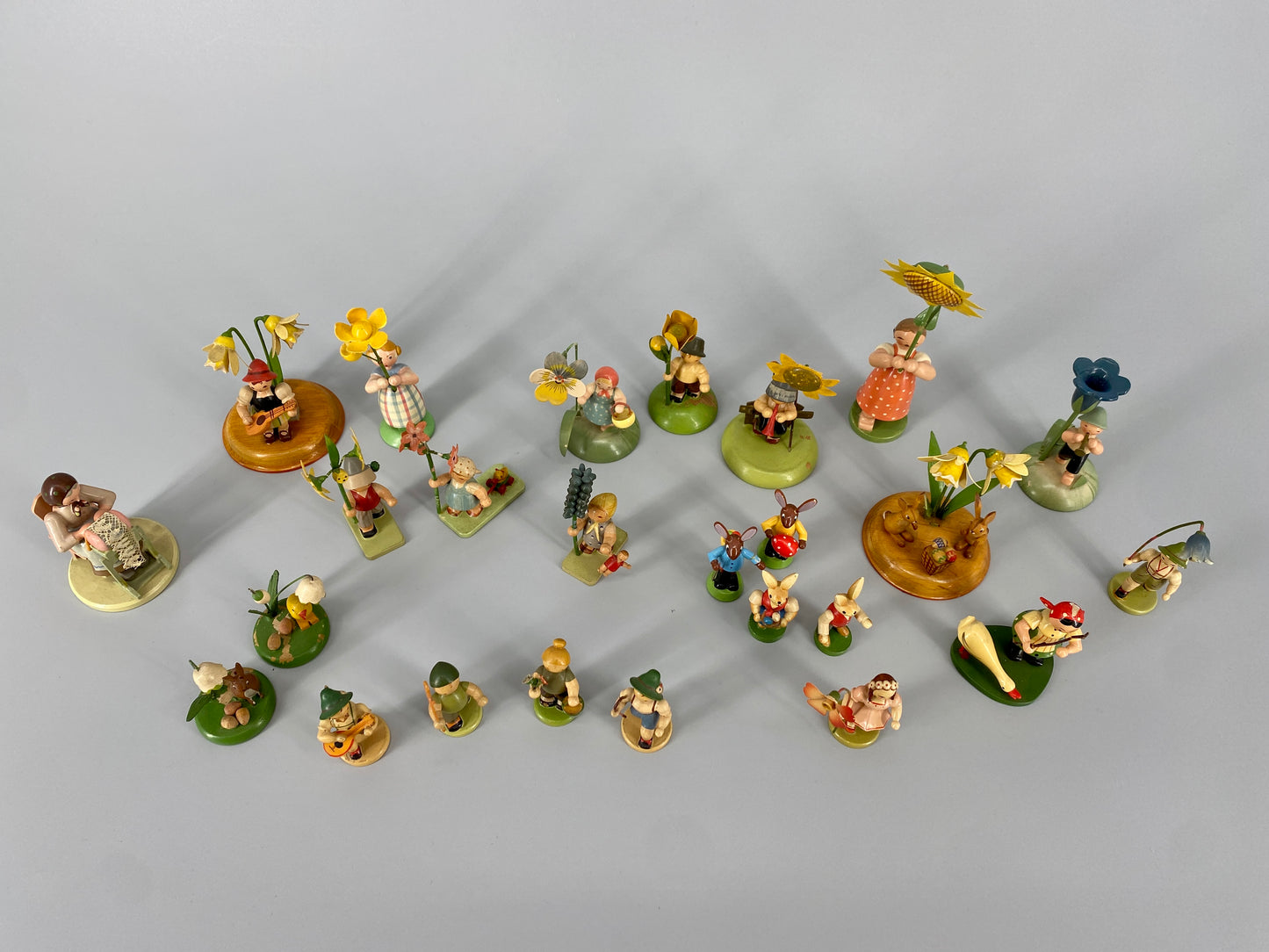 Sammlung aus Blumenkindern und weiteren Holzminiaturfiguren, Deutschland, ca. 1930-1950