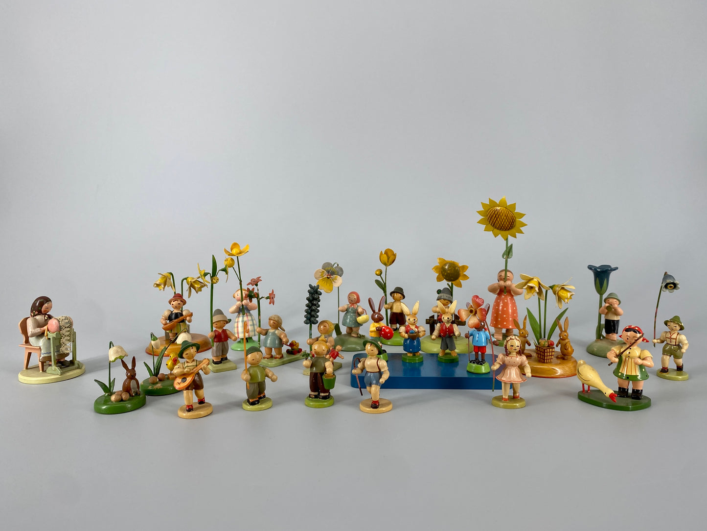 Sammlung aus Blumenkindern und weiteren Holzminiaturfiguren, Deutschland, ca. 1930-1950