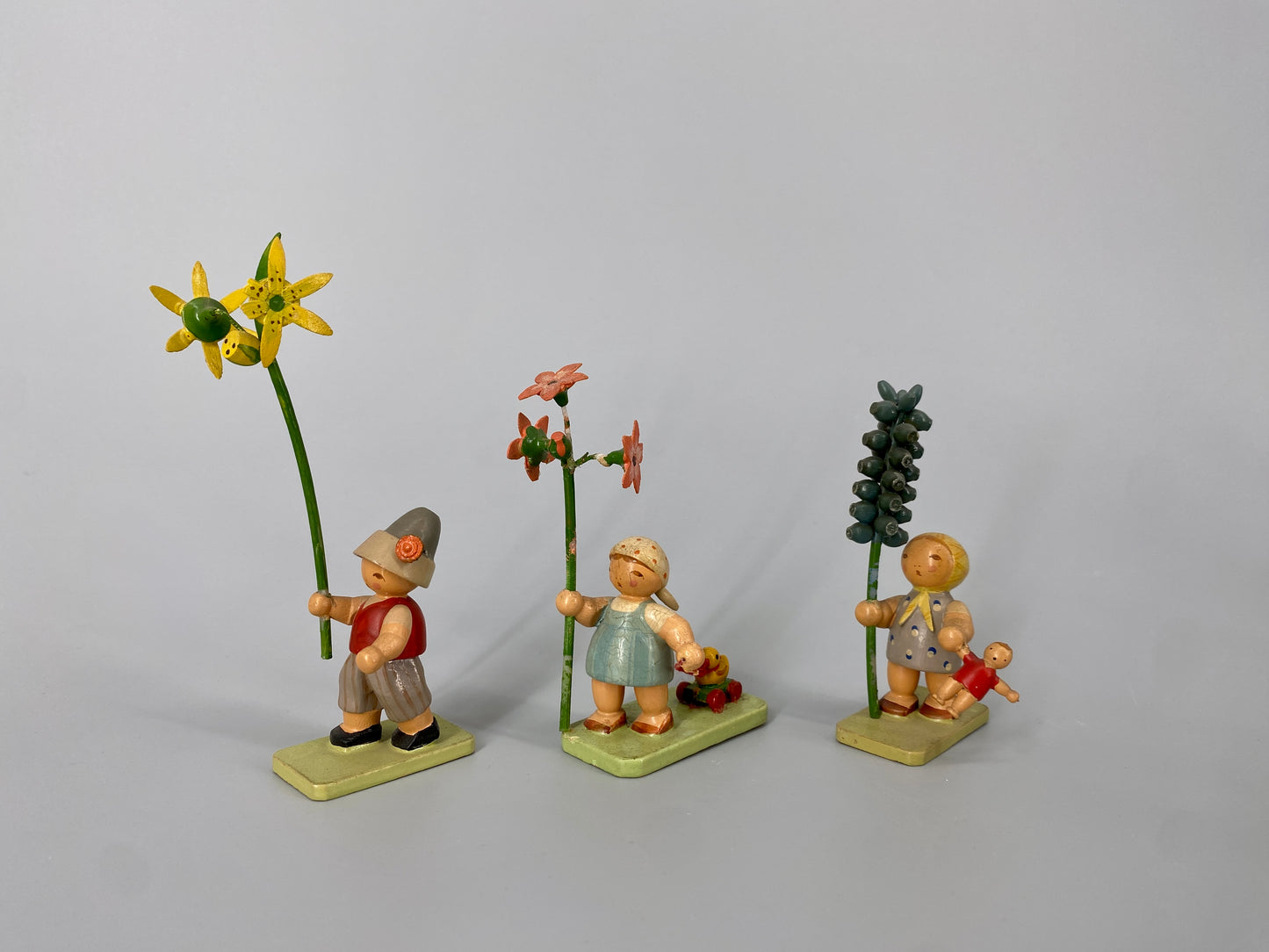 Sammlung aus Blumenkindern und weiteren Holzminiaturfiguren, Deutschland, ca. 1930-1950