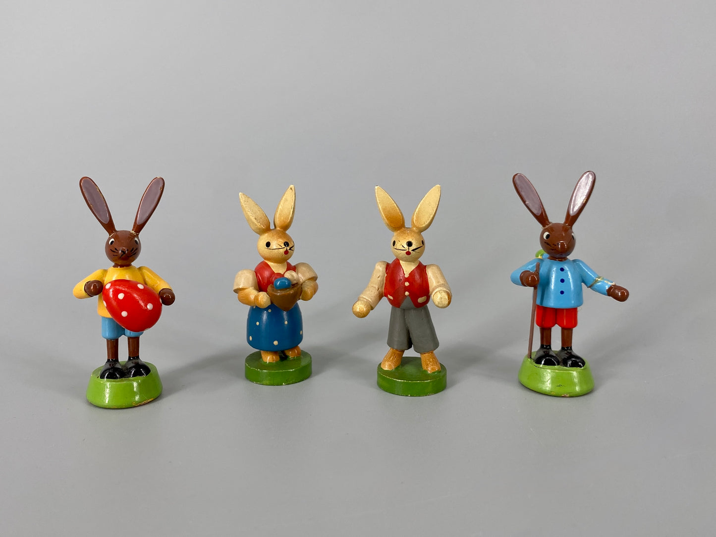 Sammlung aus Blumenkindern und weiteren Holzminiaturfiguren, Deutschland, ca. 1930-1950