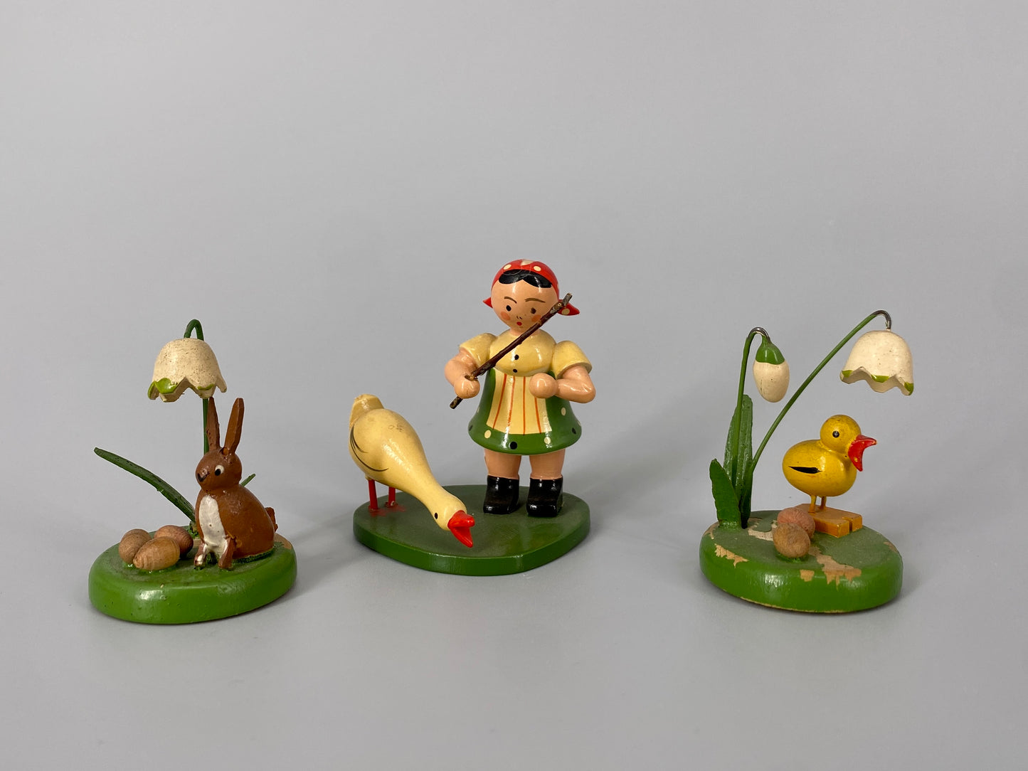 Sammlung aus Blumenkindern und weiteren Holzminiaturfiguren, Deutschland, ca. 1930-1950