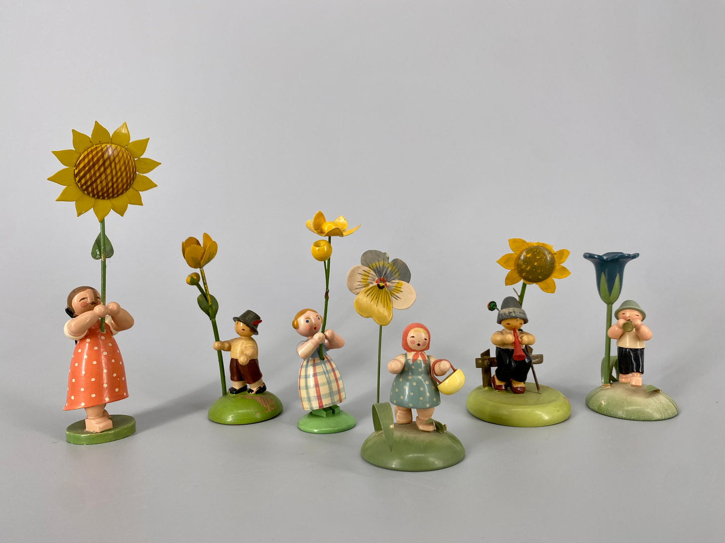 Sammlung aus Blumenkindern und weiteren Holzminiaturfiguren, Deutschland, ca. 1930-1950