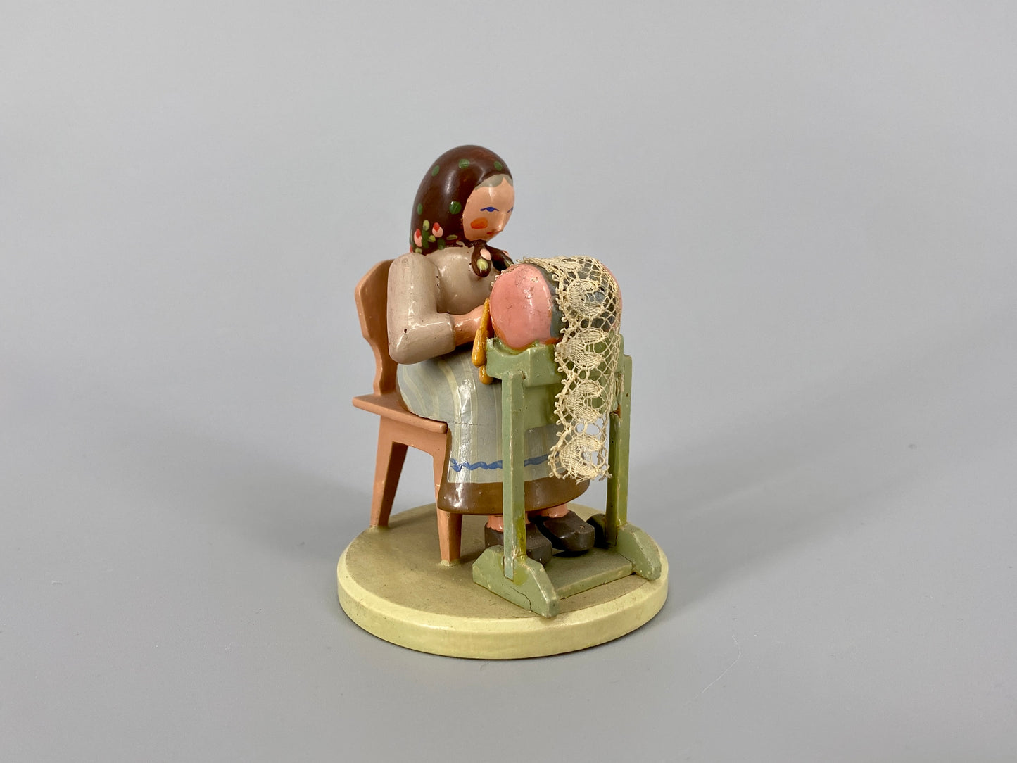 Sammlung aus Blumenkindern und weiteren Holzminiaturfiguren, Deutschland, ca. 1930-1950