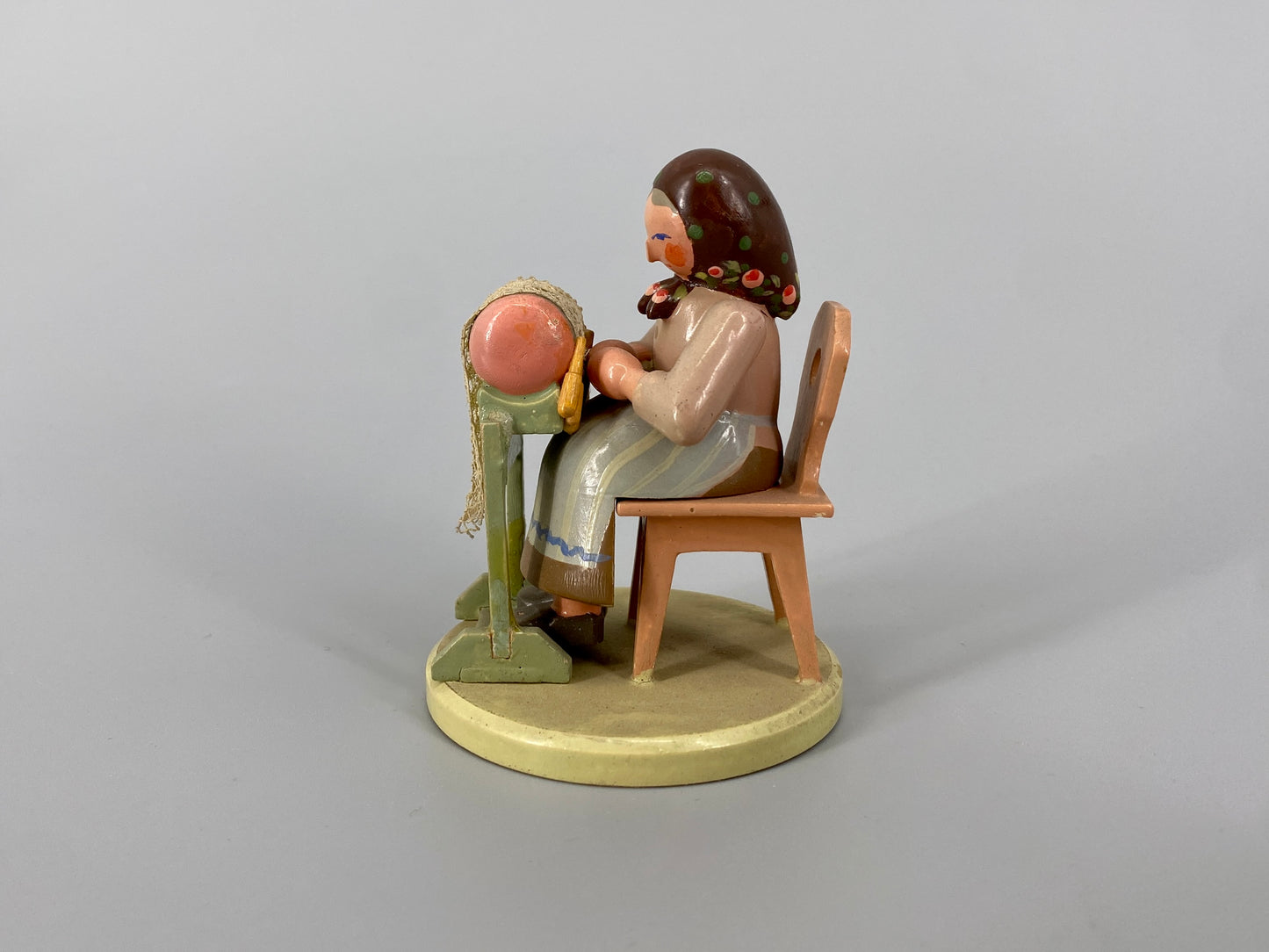 Sammlung aus Blumenkindern und weiteren Holzminiaturfiguren, Deutschland, ca. 1930-1950