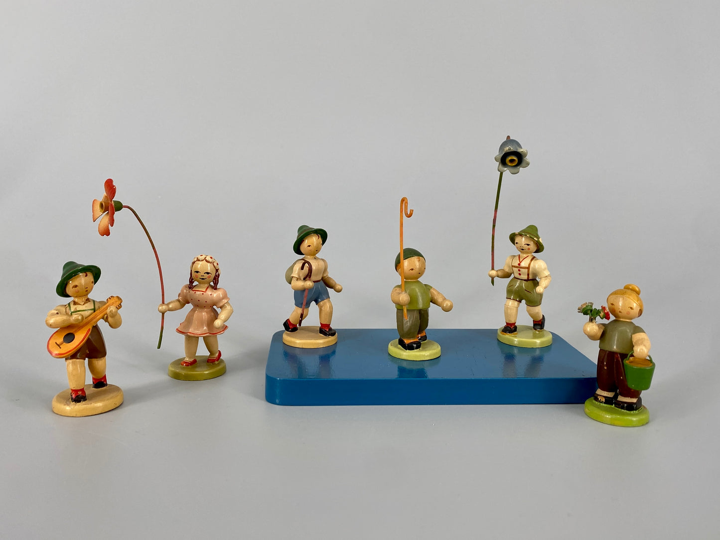 Sammlung aus Blumenkindern und weiteren Holzminiaturfiguren, Deutschland, ca. 1930-1950