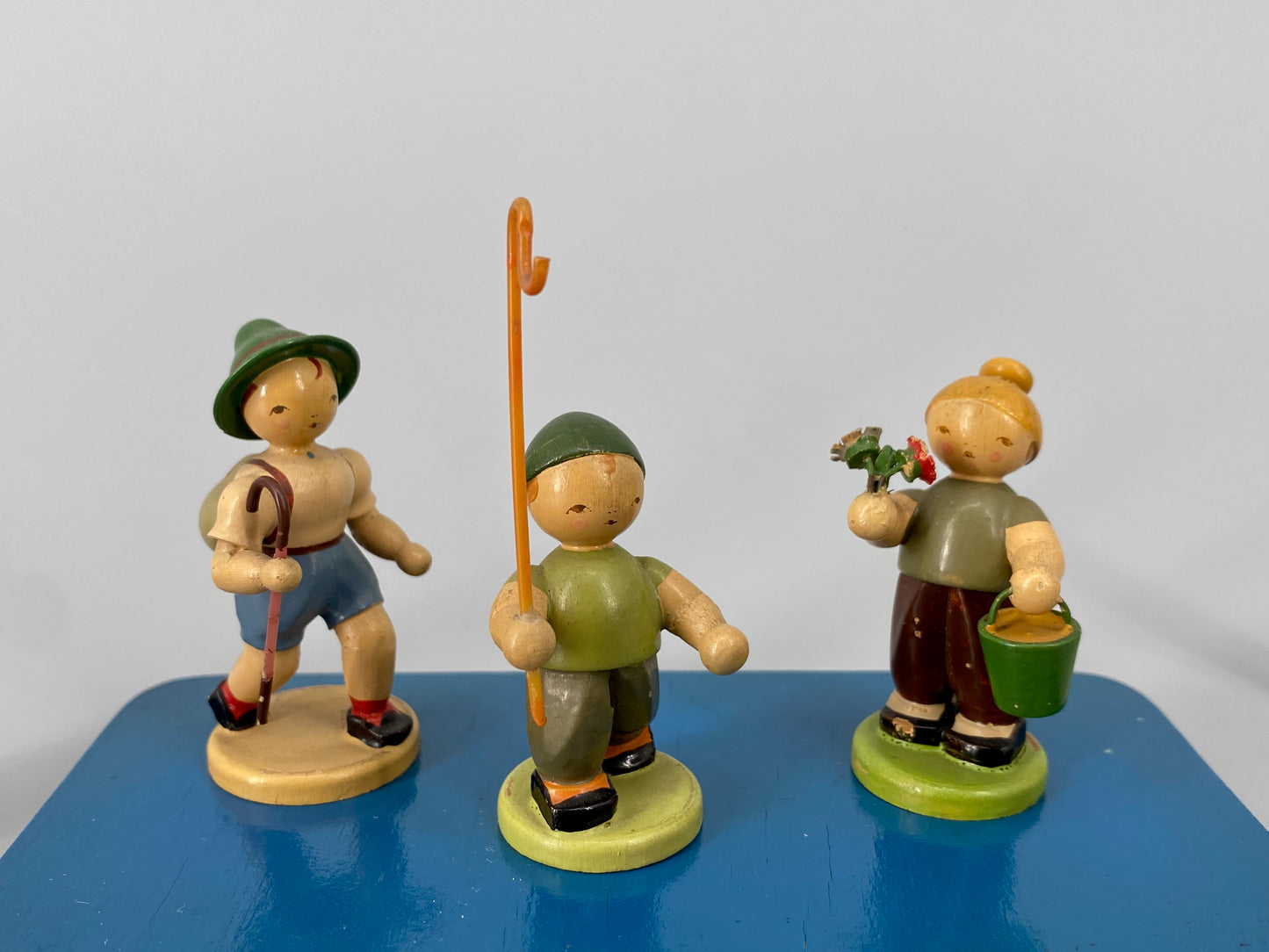 Sammlung aus Blumenkindern und weiteren Holzminiaturfiguren, Deutschland, ca. 1930-1950