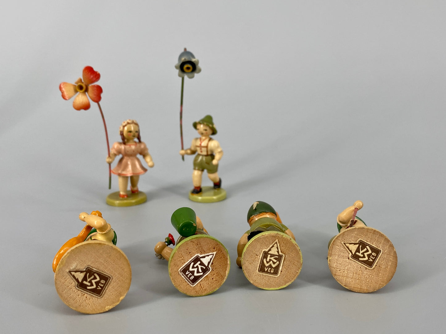 Sammlung aus Blumenkindern und weiteren Holzminiaturfiguren, Deutschland, ca. 1930-1950