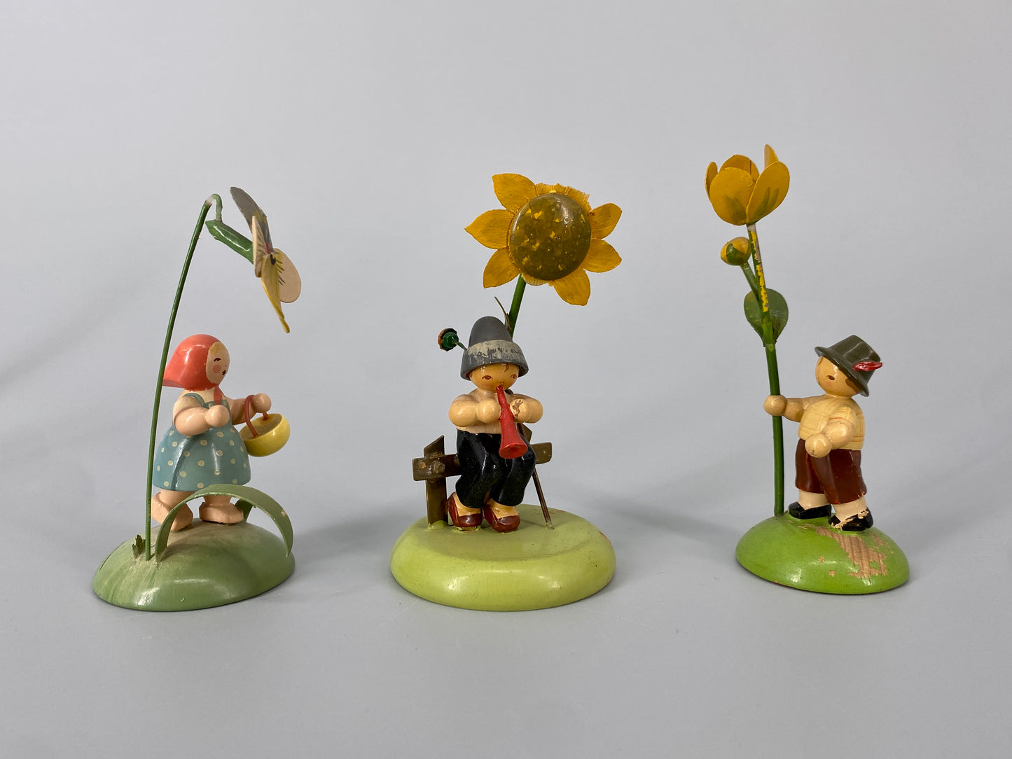Sammlung aus Blumenkindern und weiteren Holzminiaturfiguren, Deutschland, ca. 1930-1950