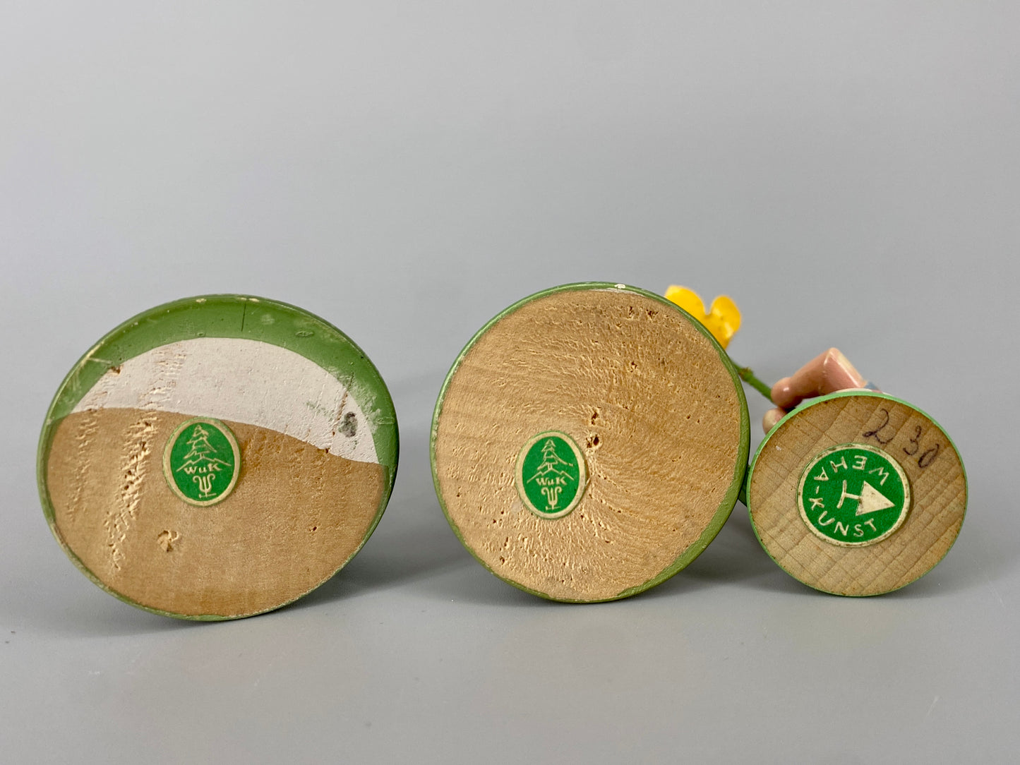 Sammlung aus Blumenkindern und weiteren Holzminiaturfiguren, Deutschland, ca. 1930-1950
