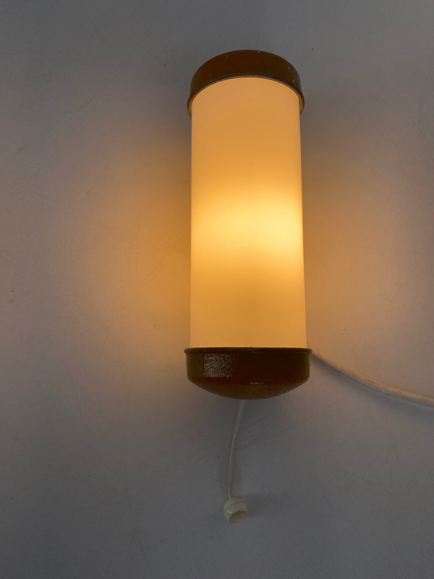 4 Wandlampen mit Zugschaltter im Industriedesign der 1960er Jahre