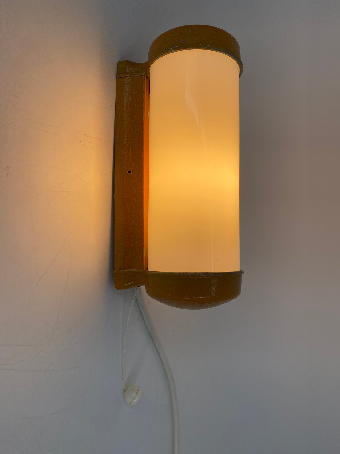 4 Wandlampen mit Zugschaltter im Industriedesign der 1960er Jahre