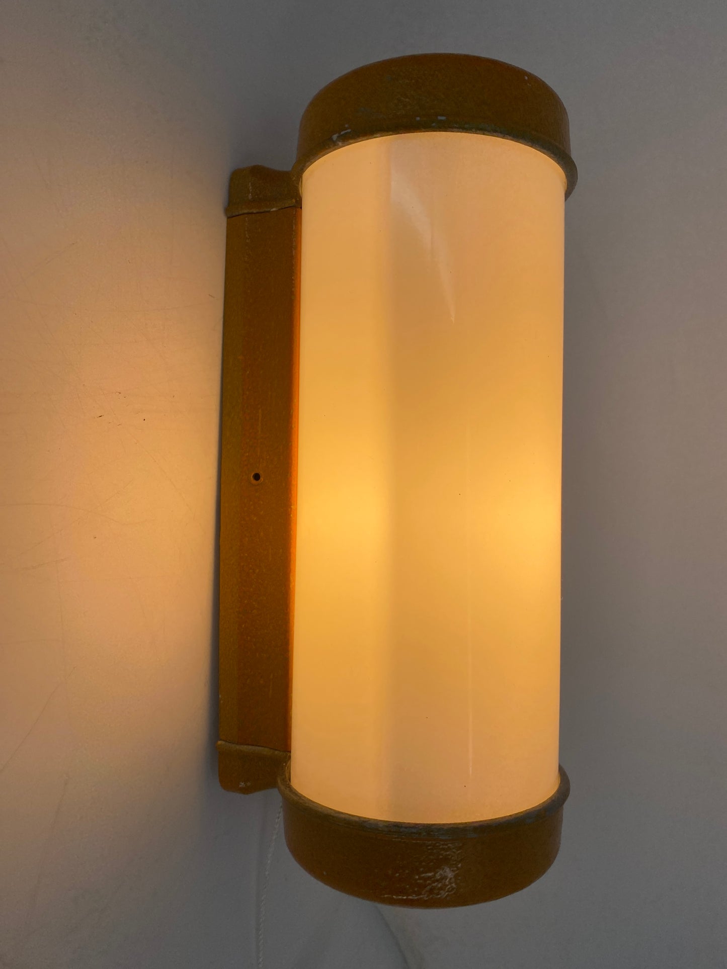 4 Wandlampen mit Zugschaltter im Industriedesign der 1960er Jahre