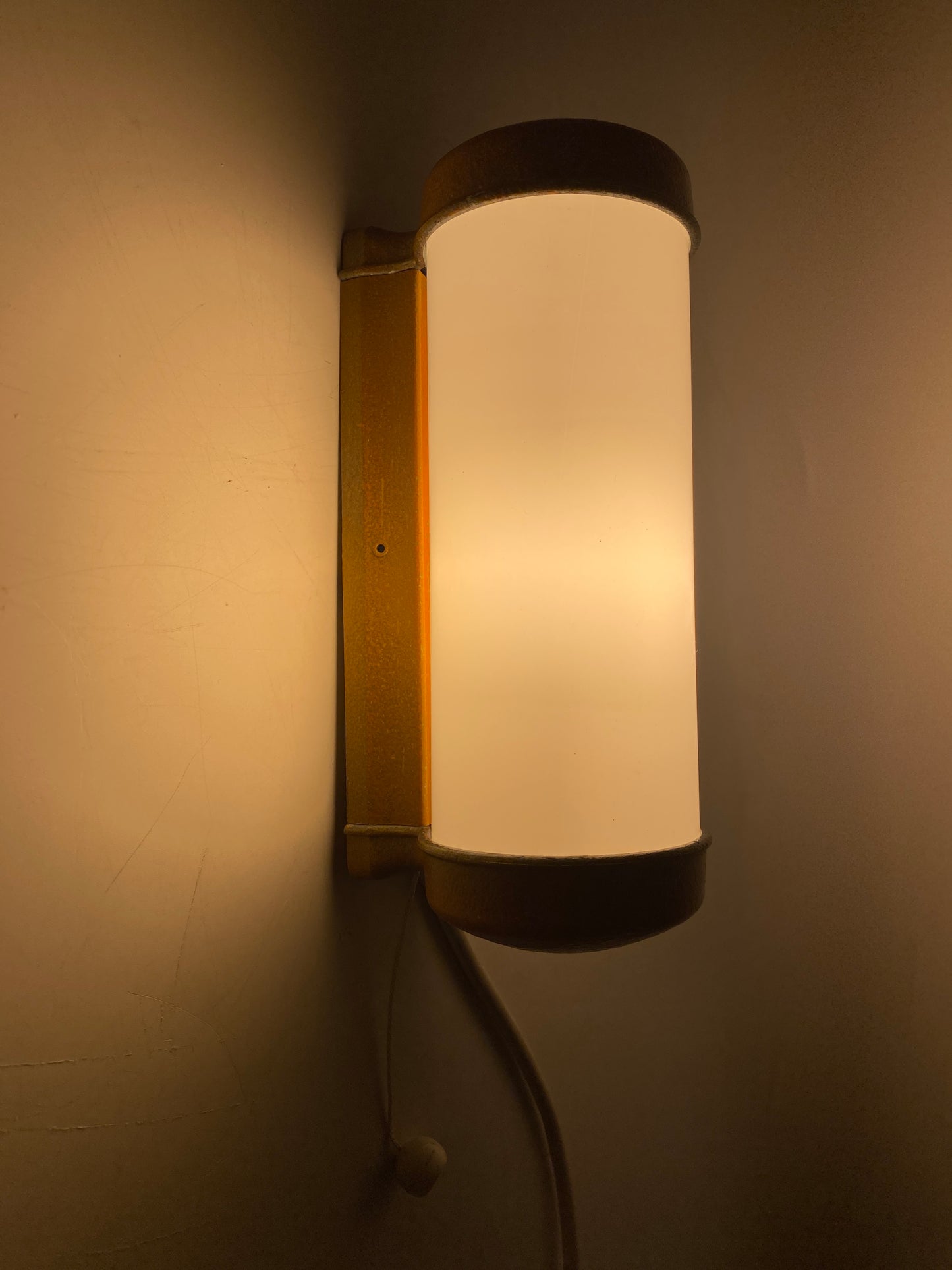 4 Wandlampen mit Zugschaltter im Industriedesign der 1960er Jahre