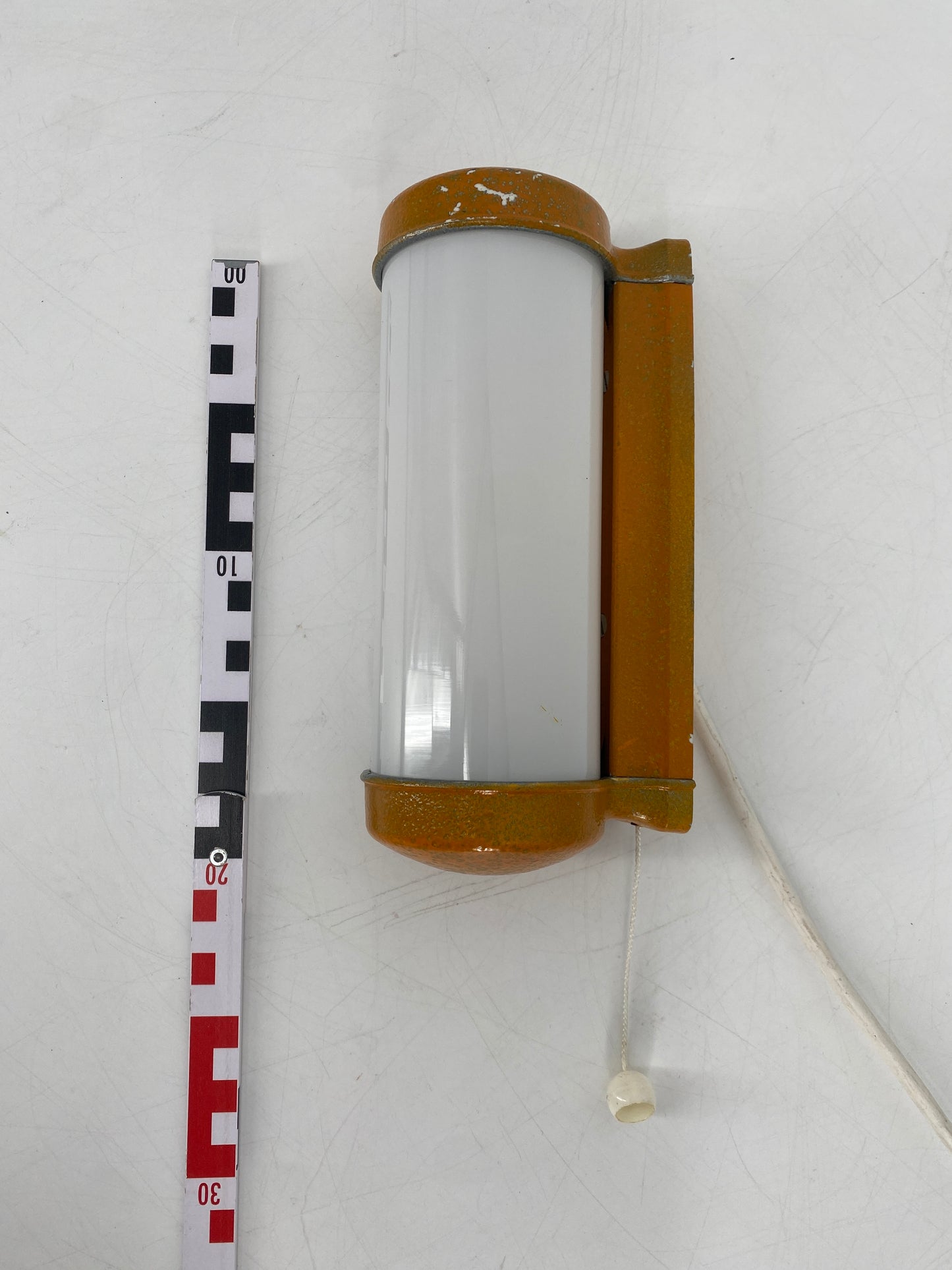 4 Wandlampen mit Zugschaltter im Industriedesign der 1960er Jahre